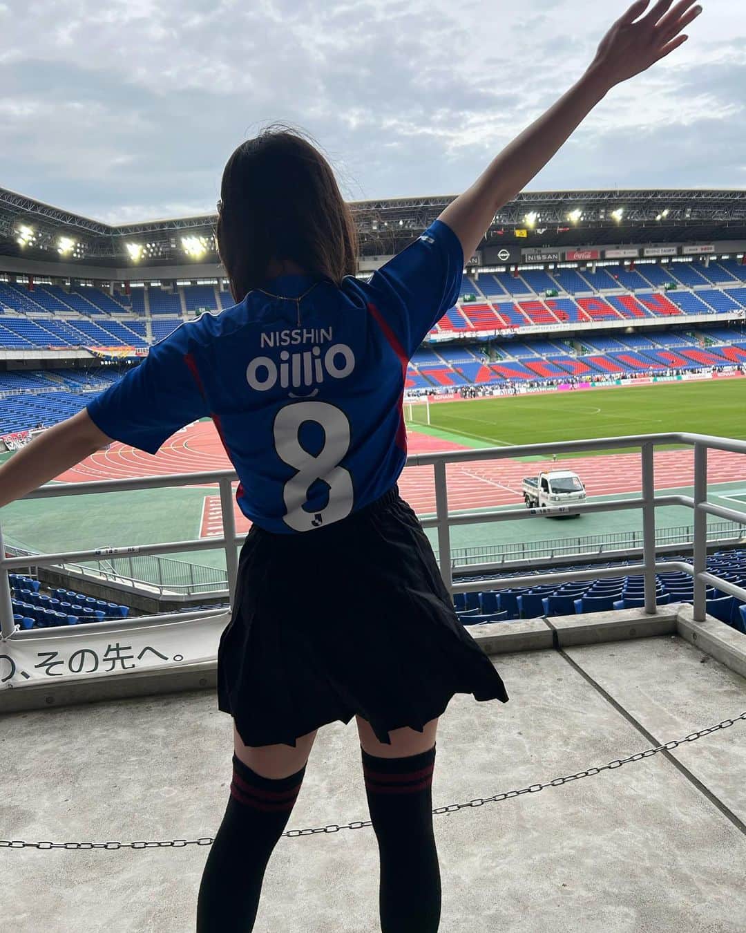 山口みらんのインスタグラム：「💛❤️  #名古屋グランパス 戦 #日産スタジアム 1-1   久しぶりのホーム戦✨ ずっと楽しみにしてた(∩´∀`∩)💕  大事な上位直接対決。 結果としては引き分けですが、本当に名古屋の守備が堅くて強かった！！！ 引き分けで終えることが出来て本当に良かった🥺👍  そしてね。もちろんこの試合のヒーローは喜田選手！！！！  5年ぶりのゴールですよ⚽️ しかも、それも名古屋戦だったんですね！凄い運！！！ 自分のユニナンバーの選手が得点を決める喜びがこんなにも感動感激するものなのだと……🥹💕最近は特にミドルとかも積極的にされてたから期待してたし本当に見れて感激でした……！得点選手……え？！？！喜田様？！と発狂したのを今でも覚えております😭💭  もちろん、ゴールだけが全てじゃないし喜田選手は特に縁の下の力持ちタイプなので。てか、そこが好きだし。 でもやっぱり目に見えて分かる数字。ゴールってこんなにも嬉しいものなのだなと……！  あとね、その後のセンターサークルに置いた後のガッツポーズですよ……あんなの見たらどれだけこの時を彼が待ち望んでいたんだろうと思いなんだかグッときちゃってね……  本当に嬉しくて嬉しくてお陰様でお酒がいつもよりも数倍進みました🍺( ¯꒳​¯ )ᐝ  引き分けでも、喜びを得た試合だと私は思っております(˶ˊᵕˋ˵)  もちろん、次はね！勝利で✌️   #fmarinos  #yokohamafmarinos  #横浜fマリノス  #マリノス  #マリノスサポーター  #トリコロール  #サッカー  #サッカー女子  #ユニフォーム女子  #jリーグ  #jリーグ女子  #横浜  #yokohama」