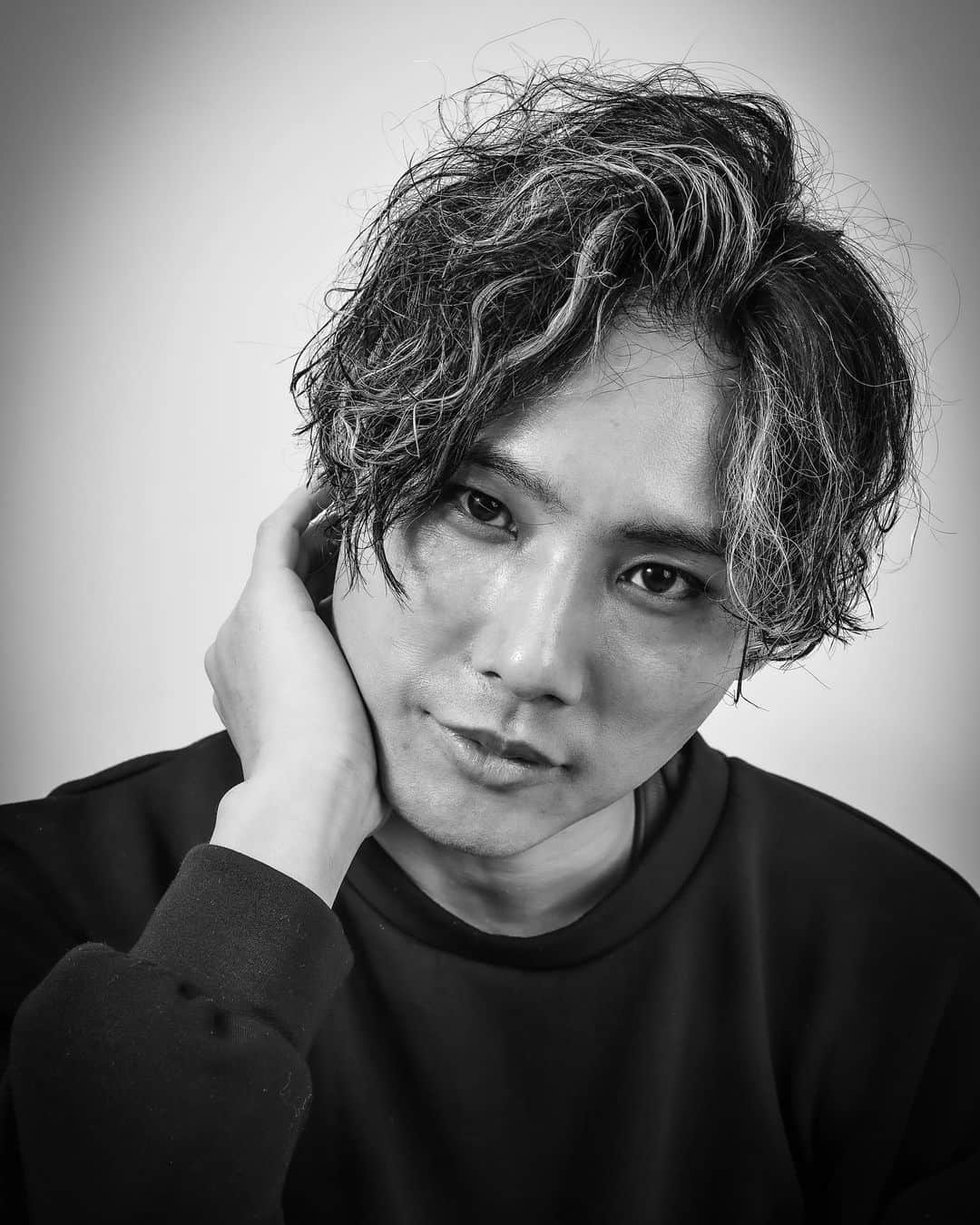 橋田康のインスタグラム：「プロフィール写真変えました！ 色々撮って頂き 年齢を重ねてもこうして撮ってもらえるのは本当に幸せな事だなと。  @hkr_photograph さん ありがとうございました！！  少しづつアップします！  #写真 #photo #宣材写真」