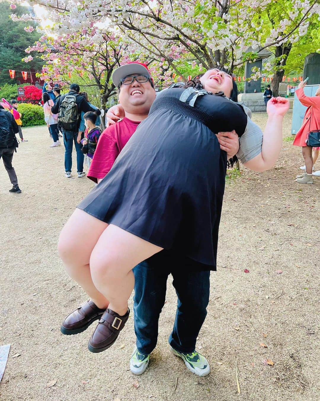 えみっくすのインスタグラム：「ジャイモンという神が与えし恵体にお姫様抱っこされてる画像、世界一好きすぎる🫨しかもわたしを持ち上げる前に何人も色んなひと持ち上げたあとにラスボスのわたし持ち上げたの凄すぎるでしょ…🫨💭 . ちなみにお洋服はタベルノスキーですw夏めちゃくちゃ着ると思うからまた何度も載せます૮₍´｡• ᵕ •｡`₎აもう普通に半袖❕たぶん11月くらいまで半袖❕ . . H155/W105/B125/W105/H115 @xxangelsizexx @taberunosky   不機嫌なハートちゃんワンピースチェックVer (4L～6L相当)  👗 .｡ _________________________ ｡. 👗   　えみっくすの日々のコーディネートを ︎︎ 　　　▶️ #えみっくすコーデ ◀️  　　　でまとめています⸜(*⃙⃘'ᵕ'*⃙⃘)⸝⋆*   　コーデを参考にしてくれたらぜひ  　ハッシュタグをつけて投稿してね📷✨  👗 .｡ _________________________ ｡. 👗  #たべすきASA #タベルノスキー #エンジェルサイズ #taberunosky #angelsize #ぽっちゃりコーデ #ぽっちゃり #ぽっちゃり女子 #ぽっちゃりファッション #ぽっちゃりさんと繋がりたい #ぽっちゃり大人女子 #ぽっちゃりモデル #ぽっちゃり女子と繋がりたい #プラスサイズ #プラスサイズコーデ #プラスサイズファッション #plussize #plussizefashion #plussizestyle #chubby #curvy #curvygirl #curvyfashion #棉花糖女孩 #ミスiD2022 #メゾンドフルール #maisondefleur」