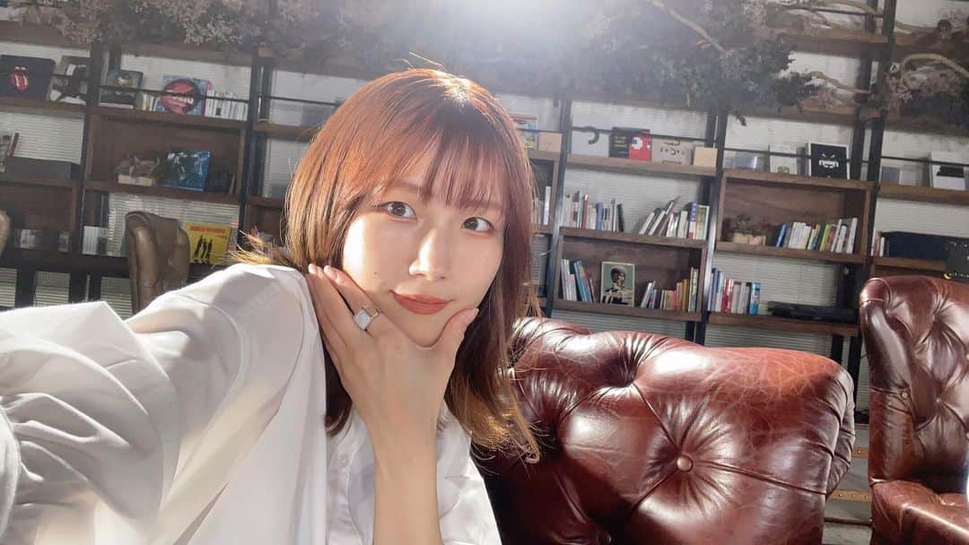 のインスタグラム：「. 撮影の合間に📸 ライトが卵みたいやった...! みんなはGWいかがお過ごしですか？？ . . . #写真 #シンガーソングライター #photo #selfie」
