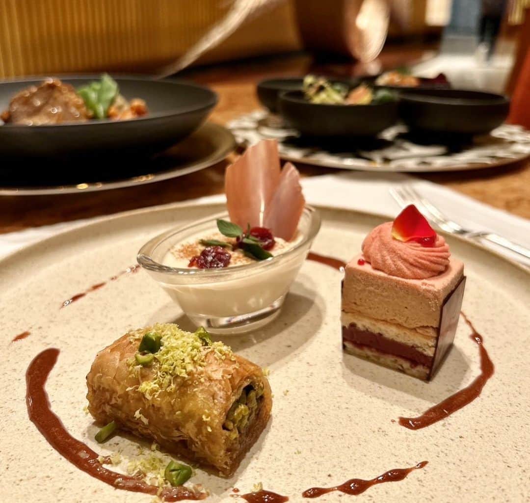 The Peninsula Tokyo/ザ・ペニンシュラ東京さんのインスタグラム写真 - (The Peninsula Tokyo/ザ・ペニンシュラ東京Instagram)「5月と6月は、ザ・ペニンシュライスタンブールの開業を記念して、トルコ大使館監修のお料理を1階「ザ・ロビー」にてご用意しております。夏の定番、ヨーグルトと胡瓜の冷製スープやオスマン帝国の君主が好んだラムシチューと茄子のピューレを含む3品ランチ＆ディナーコースです。宜しかったらぜひ♪  Experience a taste of the exotic as you indulge in the finest Turkish cuisine served at The Lobby for both lunch and dinner. Supervised by the Turkish Embassy, this menu invite the guests to discover the country's vibrant culture and hospitality.」5月1日 19時36分 - thepeninsulatokyo