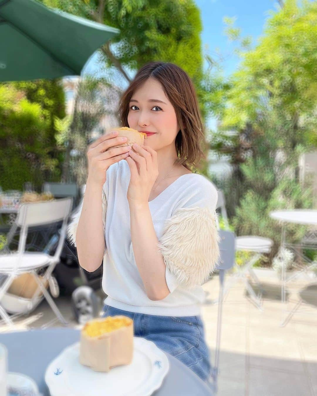 苅谷なつみのインスタグラム：「つばめパン🍞 オムレツサンド美味しかったー☕️💕 チーズとカラシなしでさっぱりver.も食べてみたい♡  そしていーっぱい喋って元気モリモリ☀️ありがとう👯‍♀️ それにしてもこの季節のテラス席最高すぎるっ😈  #つばめパン #名古屋カフェ #カフェ巡り #テラスカフェ  #オムレツサンド #姉妹 #sis #sisters」