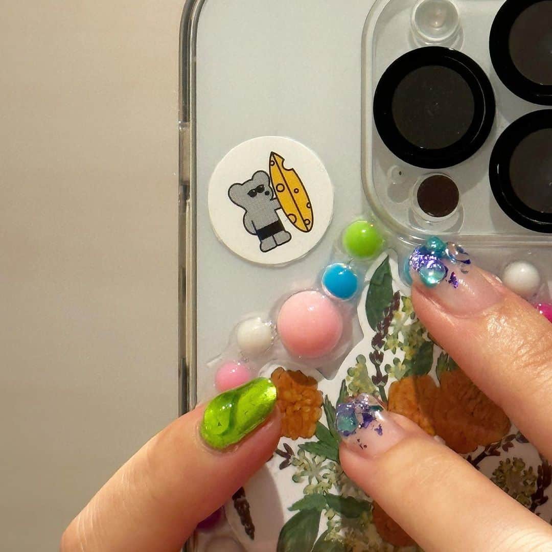 福地夏未のインスタグラム：「🍐🥝🦕🪼 キラキラうるうるネイル！ プルプル感かわいい  _ #nail #キラキラネイル #ラメネイル #andy #スマホもコーティングしてもらった」