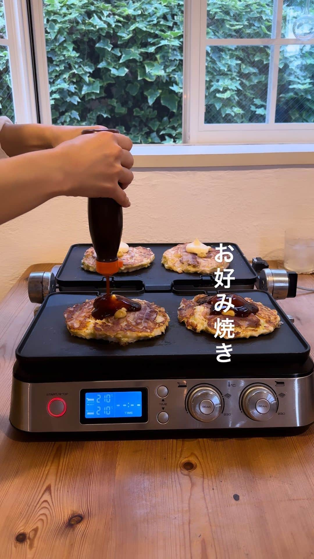 asamiのインスタグラム：「お好み焼きのこだわりポイント3つ。  ①キャベツは大きめのあらみじん切り ②山芋はすりおろしとあらみじん切りを入れる ③ソースは鉄板で少し焦がす  もんじゃ焼きも、たこ焼きも好きだけど、お好み焼きがやっぱり1番＾＾  #お好み焼き#ホットプレート#デロンギマルチグリル#おうち時間#おうちごはん#居酒屋メニュー#連休#ゴールデンウィーク#暮らし#暮らしを楽しむ#日々」