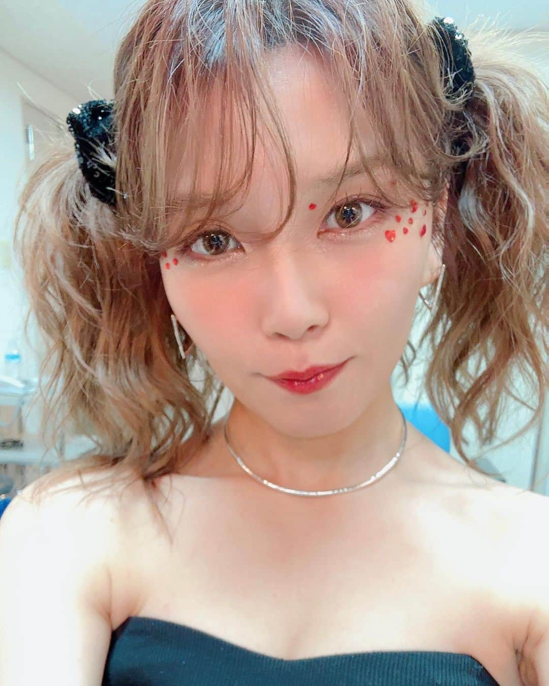 宇野実彩子さんのインスタグラム写真 - (宇野実彩子Instagram)「. 昼の部と夜の部の七変化も課題だったトークショーツアー🪞🪄︎︎  力を尽くしてくださったヘアメイク＆スタイリストチームに ほんとに感謝します🙏✨️  これからのバースデーイベントも秋のツアーでも、 カッコイイも可愛いも綺麗もナチュラルもぜーんぶ全力トライしてたいです💪🏻💕   #うのとーく」5月1日 19時48分 - misako_uno_aaa