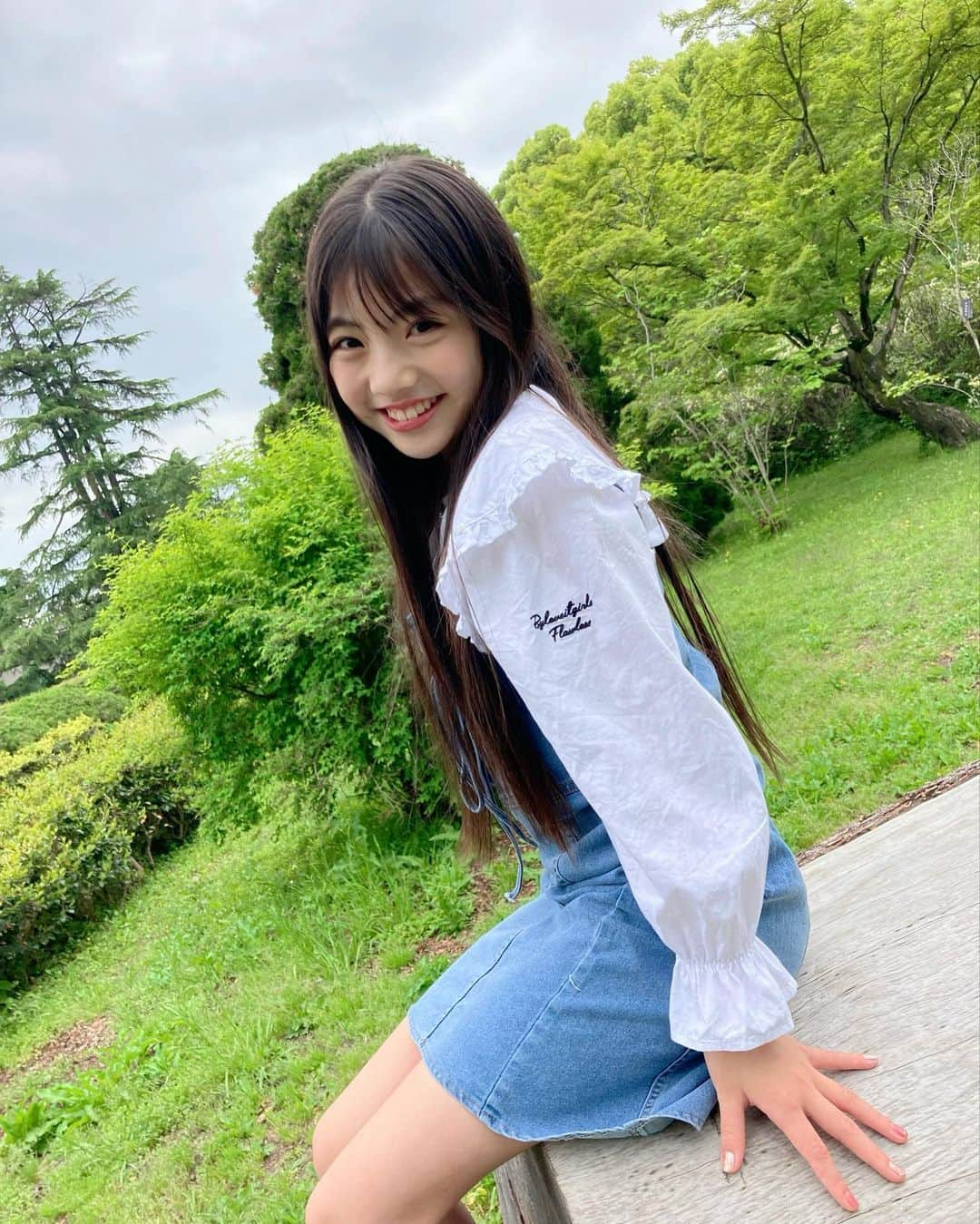 上埜れのんさんのインスタグラム写真 - (上埜れのんInstagram)「*+:•*∴:💙💚  植物園をお散歩🌱🪵❤️  おっきな丸太みつけたよ👀🤍  #小学生女子#女の子コーデ#デニムワンピ#fashion #植物園#お散歩#京都」5月1日 19時48分 - xxrenonxx