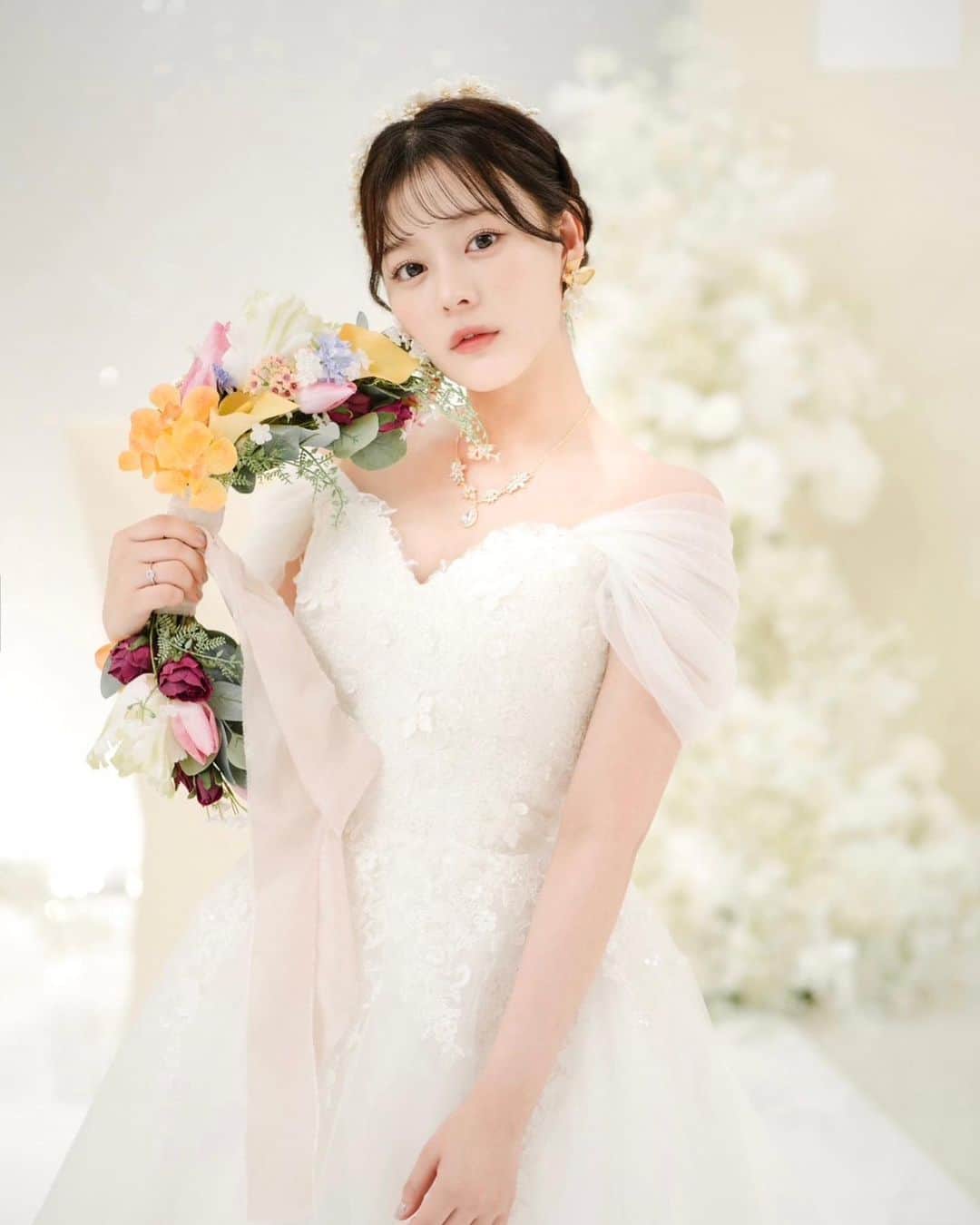 齊藤なぎさのインスタグラム：「PLACOLE＆DRESSY💜💅🏻 ⁡ ⁡ モデルを務めさせていただきました！！ ⁡ ウェディングドレス、とても可愛かったです…♡ いつかこんな素敵なドレスを着たいね〜〜 ⁡ ⁡ #PLACOLEDRESSY #齊藤なぎさ ⁡」