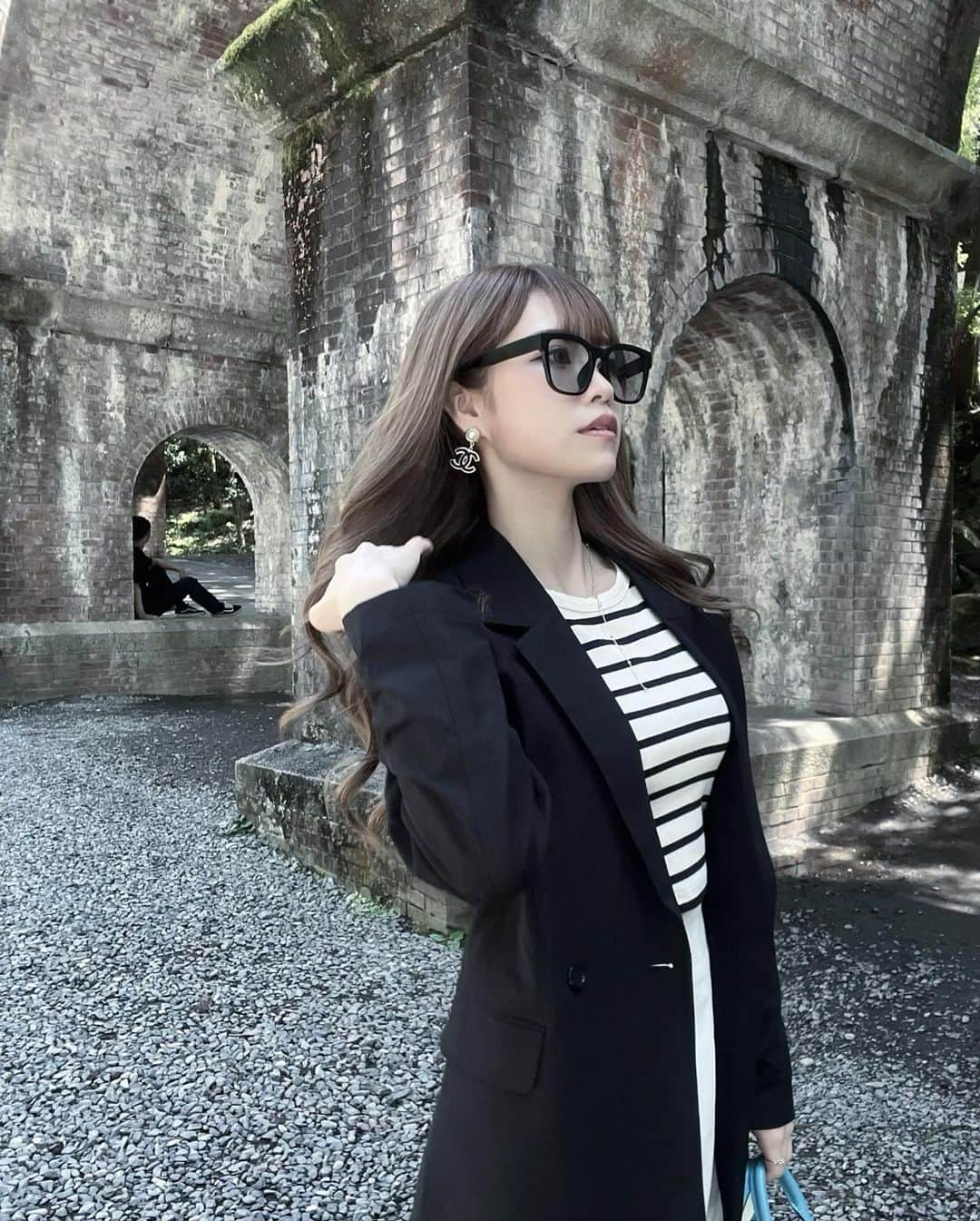 のインスタグラム：「monotone✒️...  ずっと行きたかった南禅寺と水路閣 久々の京都に心癒されてきました🤲🏻✨  ジャケット×スニーカー このコーデお気に入り👟🤍  嵐山の炙りみたらし団子が とおおっても美味しかった🤤💕  .  #京都 #京都旅行 #南禅寺 #水路閣  #モノトーン #ジャケットコーデ  #kyoto #ootd #alexandermcqueen」