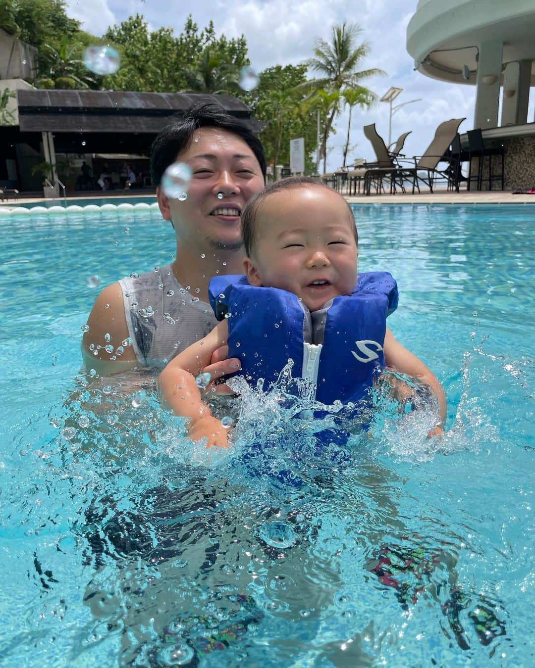 菊池沙都さんのインスタグラム写真 - (菊池沙都Instagram)「久しぶりの海外はグアム✈️ 東京から4時間かからず 時差はたった＋1時間で 初めての子連れ海外に最適な環境でした🥹👏✨  わくは海もプールも すごくすごく楽しんでて嬉しかったなあ🥰❤️ 海も綺麗で遠浅で子供も遊べたよ👶🏻💙  #2023#spring #子連れ海外#子連れ海外旅行#子連れ旅行 #グアム#グアム旅行#子連れグアム旅行#🇬🇺 #海#プール#ウェスティンリゾートグアム  #wakuwakudays」5月1日 19時43分 - satochin30