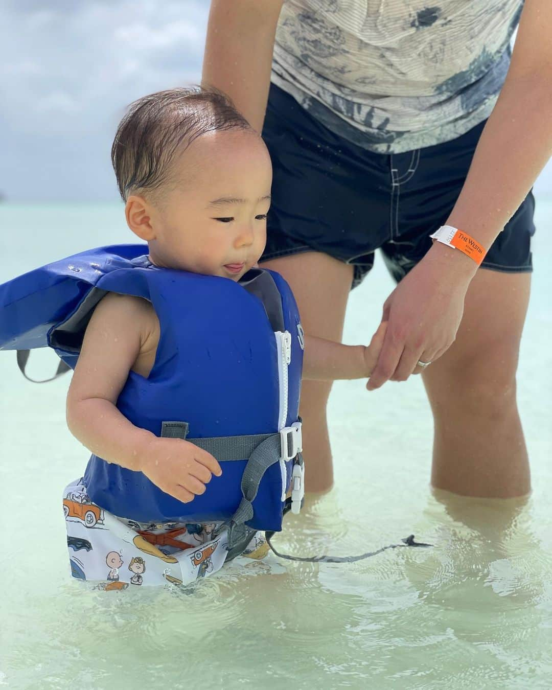 菊池沙都さんのインスタグラム写真 - (菊池沙都Instagram)「久しぶりの海外はグアム✈️ 東京から4時間かからず 時差はたった＋1時間で 初めての子連れ海外に最適な環境でした🥹👏✨  わくは海もプールも すごくすごく楽しんでて嬉しかったなあ🥰❤️ 海も綺麗で遠浅で子供も遊べたよ👶🏻💙  #2023#spring #子連れ海外#子連れ海外旅行#子連れ旅行 #グアム#グアム旅行#子連れグアム旅行#🇬🇺 #海#プール#ウェスティンリゾートグアム  #wakuwakudays」5月1日 19時43分 - satochin30