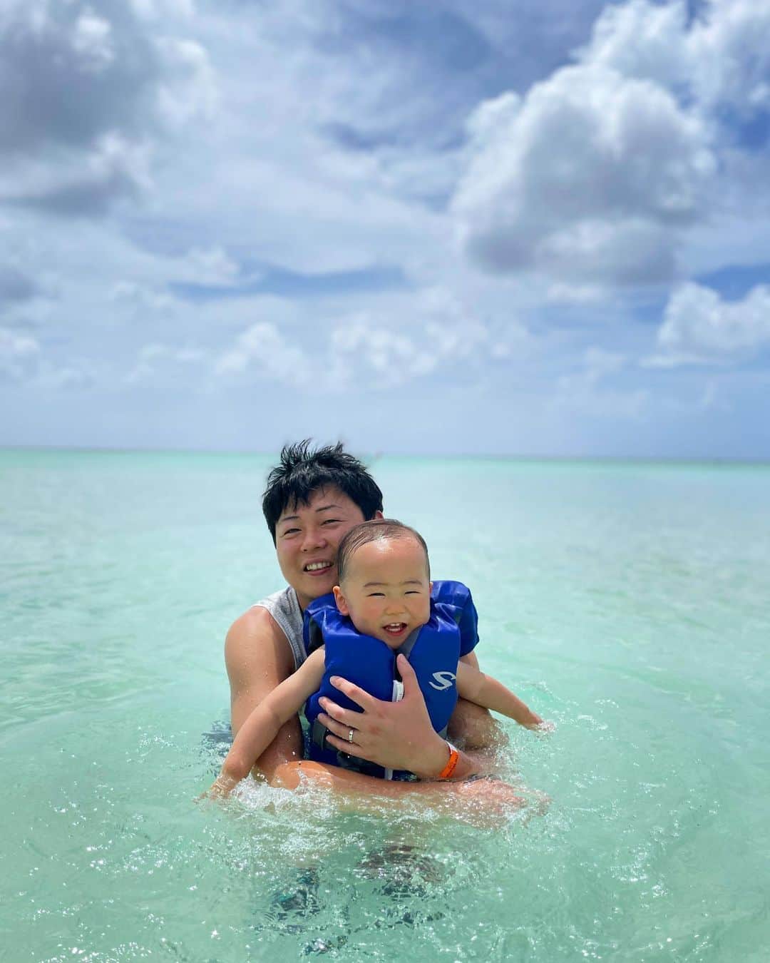 菊池沙都のインスタグラム：「久しぶりの海外はグアム✈️ 東京から4時間かからず 時差はたった＋1時間で 初めての子連れ海外に最適な環境でした🥹👏✨  わくは海もプールも すごくすごく楽しんでて嬉しかったなあ🥰❤️ 海も綺麗で遠浅で子供も遊べたよ👶🏻💙  #2023#spring #子連れ海外#子連れ海外旅行#子連れ旅行 #グアム#グアム旅行#子連れグアム旅行#🇬🇺 #海#プール#ウェスティンリゾートグアム  #wakuwakudays」