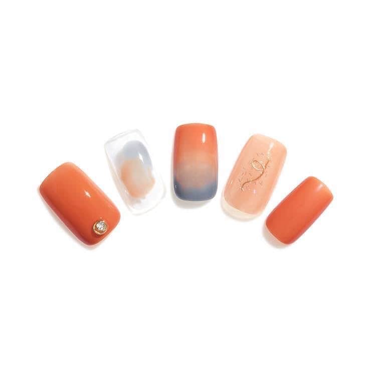 パラドゥ (ParaDo) ネイル部のインスタグラム：「ミニネイル 春夏新色のご紹介💅✨ トレンドカラーをワンシーズン使い切りサイズの385円（税込）で気軽に試せるパラドゥ　ミニネイル。 2023年春夏新色が、#セブンイレブン にて発売中✨ 今季のテーマは、「Romantic Soda（ロマンティック ソーダ）」。 過ぎ去った6 つの恋の記憶を、甘いクリームソーダに閉じ込めた、春夏カラー全6色。 その質感はソーダ水を思わせるみずみずしさ、色はトレンドのくすみトーン。 指先にのせるだけで、あの時の恋に包まれた、甘酸っぱい想い出がよみがえる。 懐かしいのに新しい、「エモーショナルなひととき」が始まります。  ～アレンジのご紹介～（使用色：画像2枚目） OR04 タソガレソーダ（オレンジ系） アマオトソーダとのグラデーションで、 空の色のようなエモーショナルな指先に ぜひセブンイレブンの店頭でもチェックしてみてください！  #パラドゥ #pardo #ミニネイル #新作コスメ #新色 #新色コスメ #コンビニコスメ #RomanticSoda #クリームソーダネイル #春コスメ #春ネイル #セルフネイル #パラドゥネイル部 #パラドゥネイル #2023SS #セルフネイル部 #nailpolish #네일컬러 #指甲油 #ネイル #japancosmetics #코스메틱 #彩妆 #化妝 #コスメ #seveneleven #japantrip #春天美甲 #美甲推薦」