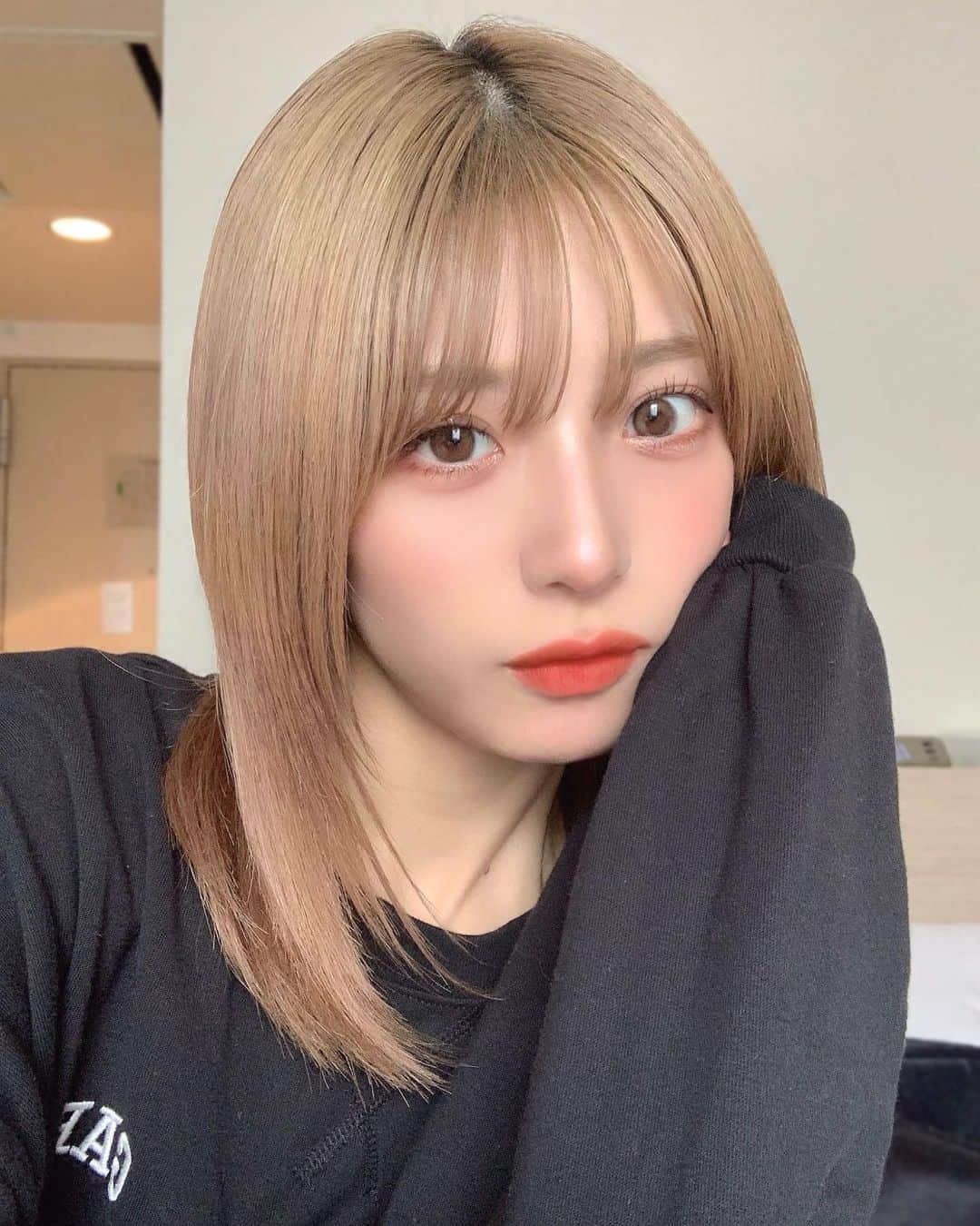 のインスタグラム：「最近は少し長めの前髪が好き」