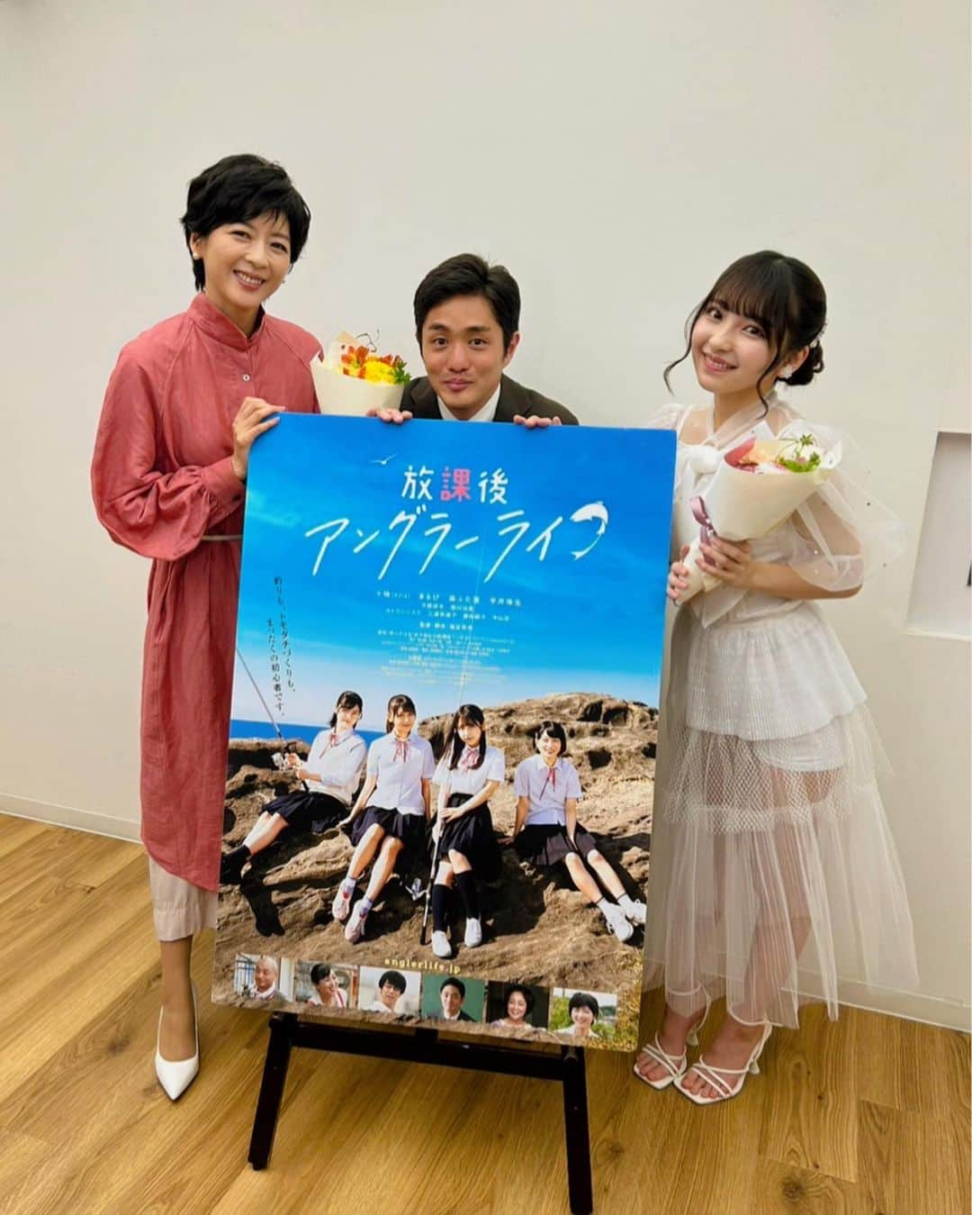 中山忍のインスタグラム：「なんと！  映画初出演 三遊亭遊子さん 舞台挨拶司会も 初めてだったそう！  そう思うと…立派でしたねぇ😁  遊子りんの お人柄そのまま反映された あたたかくて　 ほのぼのした 良い舞台挨拶でした✨  私の可愛い娘 主人公めざし #十味(#2i2) さんと💕 #三遊亭遊子 さん  映画 「#放課後アングラーライフ」 #城定秀夫監督 全国順次公開 お近くの劇場で ぜひご覧くださいませ〜🙌」