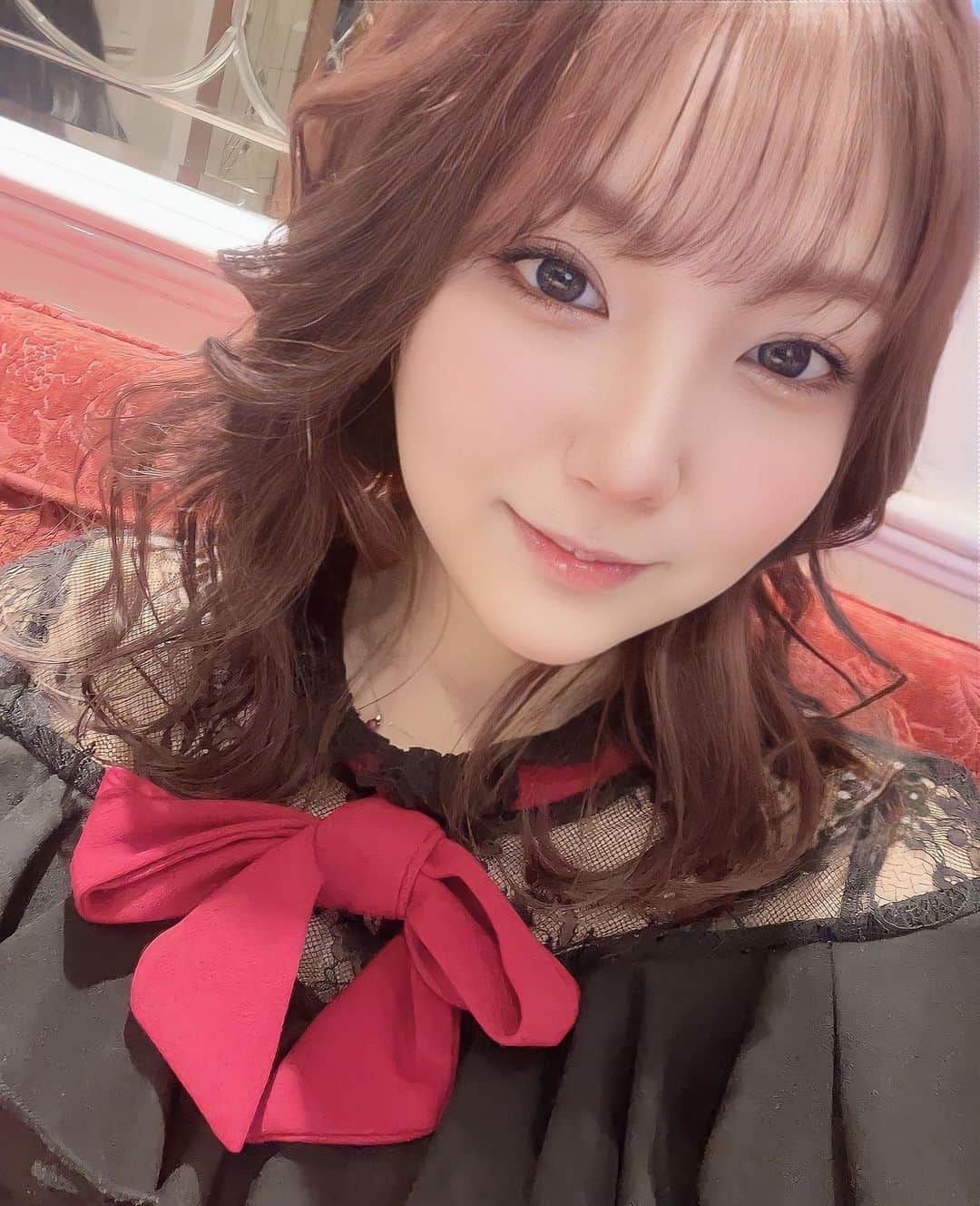 のインスタグラム：「出勤してるぞー！ 5月初日に美容室行けてルンルン気分💗 スンドゥブも食べれてハッピー！w  #バルセロナグループ #ピーアンドジェー #札幌 #すすきの #ススキノ #キャバクラ #キャバ嬢 #キャバクラ嬢 #ニュークラブ #ニュークラ #ニュークラ嬢 #キャバ #ラウンジ #ラウンジ嬢 #ガールズバー #ホステス #すすきのキャバクラ #すすきのキャバ嬢 #すすきのグルメ #札幌旅行 #美人 #美女 #可愛い #可愛い女の子 #銀座 #六本木 #北新地 #錦 #中洲 #オタク」