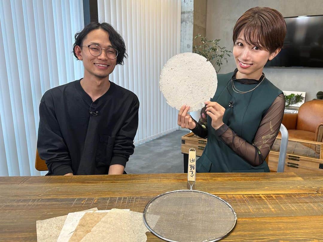 フジテレビアナウンサーのインスタグラム：「消費期限切れの廃棄するパンと、余った紙袋を使って紙作りを体験しました🥐  無駄なく全てを活用する制作法で、フードロス削減にもつながりますね☺️  色合いがそれぞれ変わる紙作り📝 皆さんもぜひ挑戦してみてください🍞  #体感サステナWAVE #楽しくアクションSDGs #パン で　#紙作り #フジテレビアナウンサー #海老原優香」