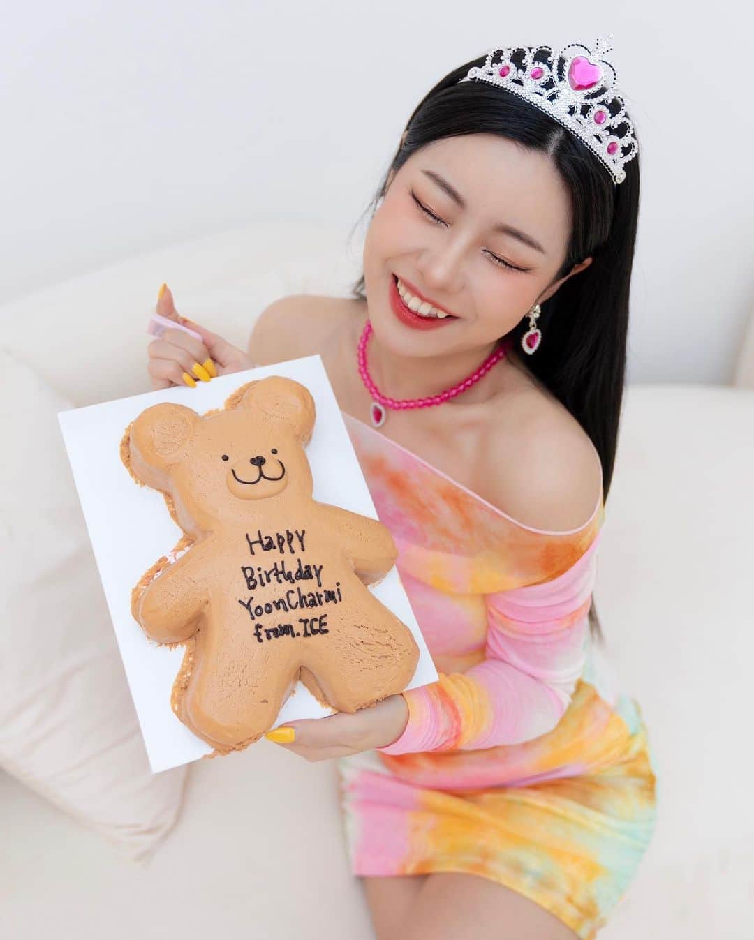 YoonCharmiのインスタグラム：「오늘은 해피쨔미데이😘🎂💝💝💝 축하해쥬셔서 감쨔합니당~~😍🥰💓💓💓  날씨까지 끝내줬던 오늘 하루🌞✨ 아마도 전 이 세상에 따뜻함과 즐거움을 전하기 위해 태어난게 아닐까~?😍✨ 그런 생각을 했어요~🤭💕💕 앞으로도 정많고 사랑넘치는 그런 윤쨔미가 될게요~🎂💝💝💝 항상 함께해쥬시는 우리 쨔미의 식구분들~~ 감쨔하고 쨔랑합니다~~😍🥰❤️❤️❤️ 여러분의 5월1일도 저와같이 선물같은 행복한 하루가 되길~~💝💝💝  #hbd #해피쨔미데이 #오늘은내생일」