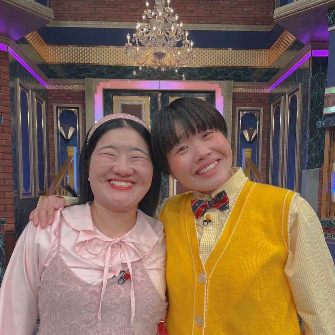 のインスタグラム：「今夜21時から しゃべくり007に出演させて頂いてます😊🩷💛 たくさん笑ってたくさん泣いて とても温かい収録でした🥹🩵💚🧡 是非見て下さい🙏 ブイッ✌🏻💕✨  #しゃべくり007  #ガンバレルーヤ #ガンバレルーヤよしこ  #ガンバレルーヤまひる」