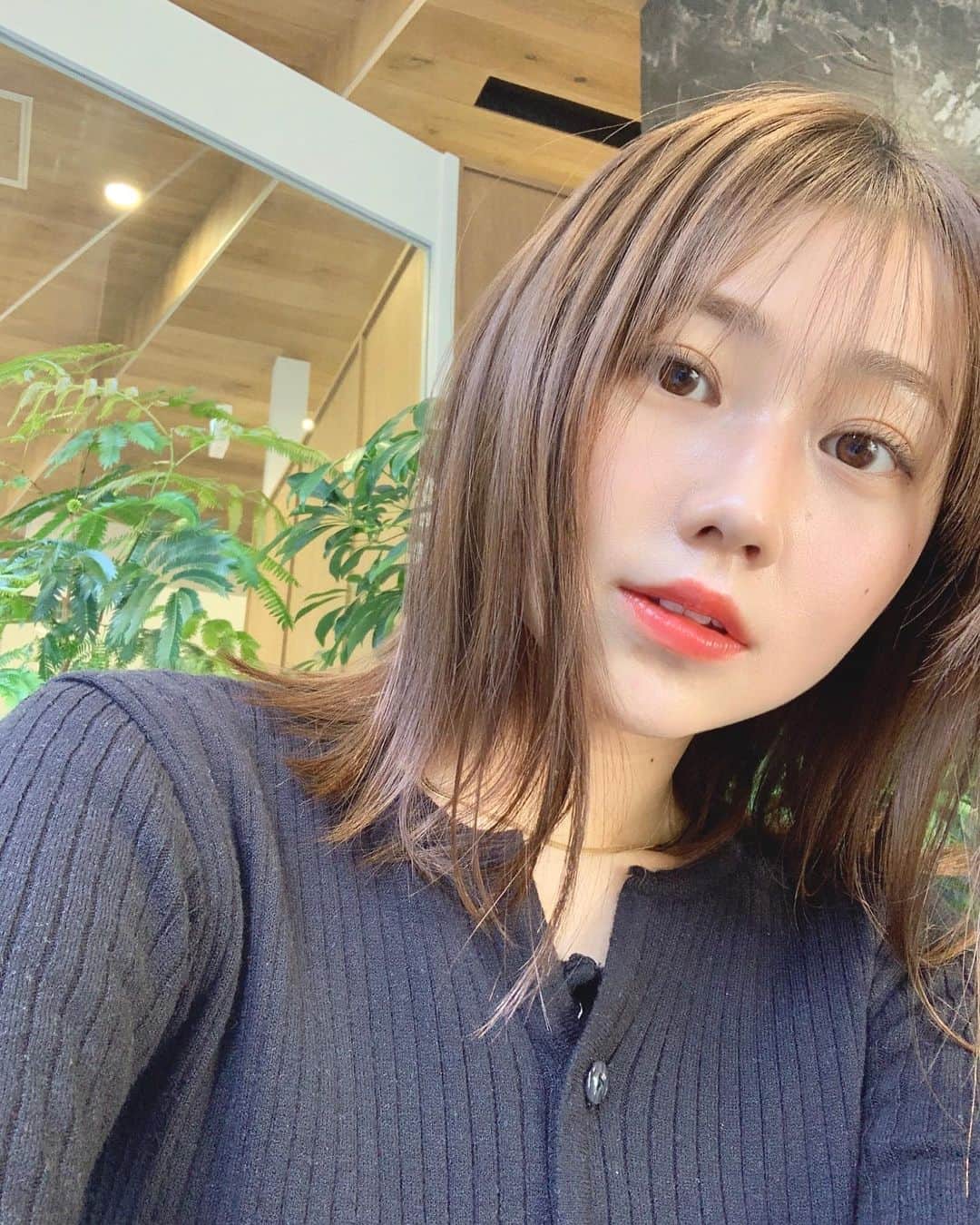 中桐菜々子のインスタグラム：「. お久しぶりになりました🤍 ここから暗くしたら妹も似たフォルムになってた笑笑  #美容院 #ミディアムヘア #暗髪」
