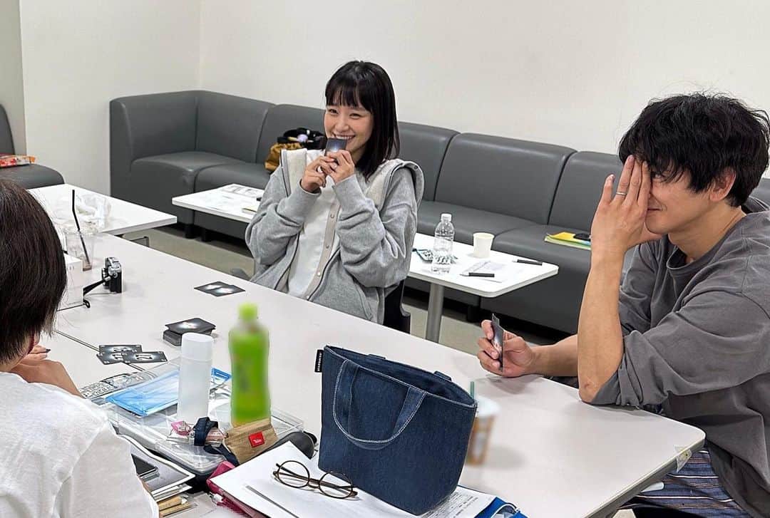 あなたがしてくれなくてものインスタグラム：「🫧オフショットをお届け🫧  控え室をのぞくと 「 #あなたがしてくれなくても 」スタッフと #奈緒 さん #永山瑛太 さんがゲーム中🃏  ドラマの中とは違った 和やかな空気に包まれて 毎日の撮影が進んでいます✨  第１話〜３話は #TVer で無料配信中！ プロフィール欄のリンクからチェック📺」