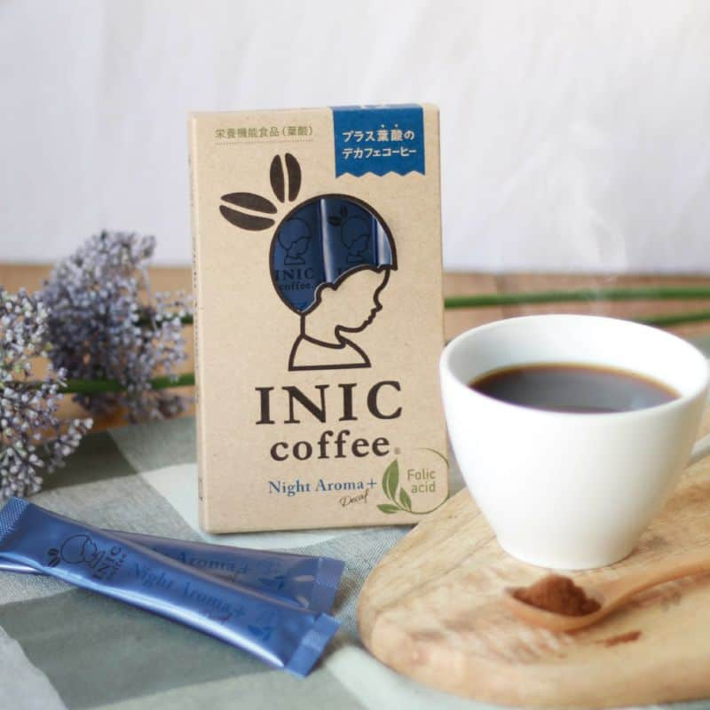 INIC coffeeのインスタグラム：「先日ご紹介した＜ナイトアロマ＞に 葉酸をプラスしたデカフェコーヒー＜ナイトアロマ＋＞  リッチなコクと深みを楽しみながら、スティック１本で200μgの葉酸を摂取することができます。 200μgとは…ゆでほうれんそう約2束分✨ 葉酸を積極的に摂りたい妊婦さんに特にオススメなコーヒーです。  美味しいデカフェコーヒーを飲みながら葉酸も摂取できる＜ナイトアロマ＋＞ ホットでもアイスでもミルクでも☕ たった5秒で溶ける微顆粒パウダーだから、忙しいあなたにもピッタリです。  #iniccoffee #イニックコーヒー #コーヒーギフト #コーヒースタグラム  #コーヒーの時間 #コーヒーの香り #コーヒーのある暮らし #コーヒーのある生活 #コーヒー好き #コーヒーブレイク  #デカフェ #カフェインレス  #イニックコーヒー  #葉酸 #妊活 #フェムケア」