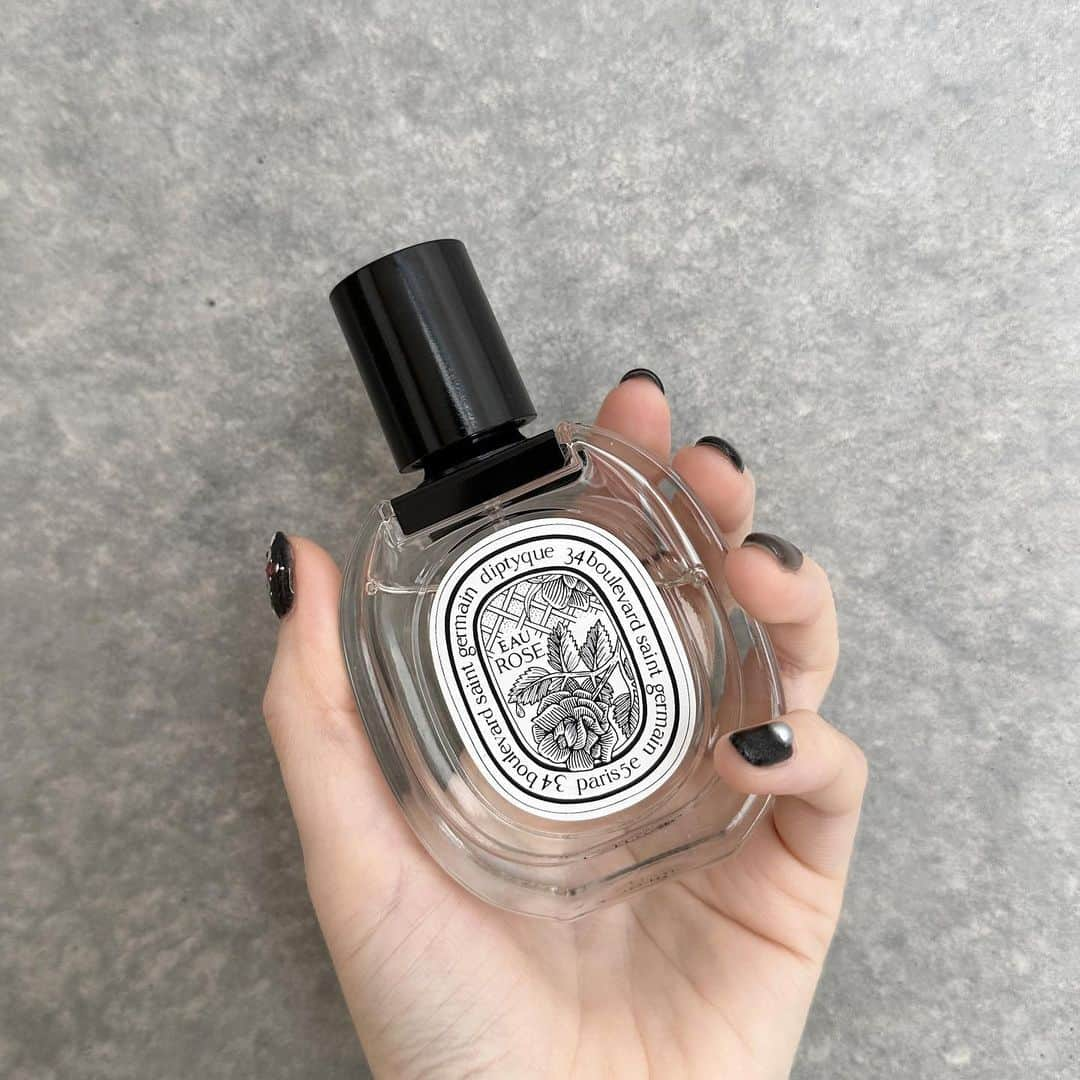 綾乃あゆみのインスタグラム：「長らくこれ🥀  #diptyque #eaurose」