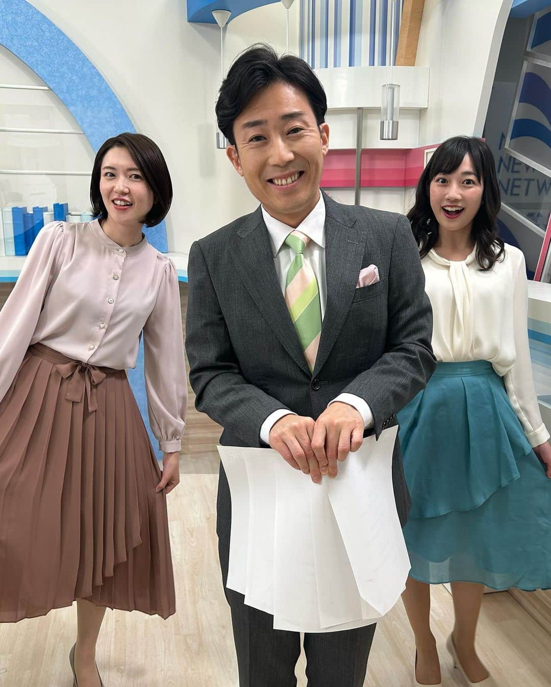 松本亜美さんのインスタグラム写真 - (松本亜美Instagram)「今日も新潟一番をご覧いただきありがとうございました🌟 5月に入りましたね🍀 お休みの方、お仕事だった方、今月もマイペースに過ごしていきましょう😊  毎週月曜日はニュース&天気予報を担当しています！！ 1部のメンバーだけでなく3部のキャスター陣ともご一緒できる楽しい日です🌼  斎藤キャスターとスカートが似ていたことが発覚！👗 ということで記念撮影を…と思ったら内田キャスターがニュース原稿でスカート？を作っておりました😂 さすがです！先輩😂 今日も笑いのある本番終了後でした🌱  もちろん！1部の終了後も個性豊かな写真が撮れました📸 男性陣はどうやら外側が気になったようです😂  #teny #テレビ新潟  #夕方ワイド新潟一番  #ニュース #天気予報  #スカートがリンクしました💓 #リンクコーデ  #原稿でスカートを作る先輩 #前掛けじゃないよ  #外側が気になる #2人組  #アナウンサー #キャスター  #堀敏彦 さん #内田拓志キャスター  #斎藤久美子キャスター  #大島巧アナウンサー  #西辻未侑アナウンサー  #松本亜美」5月1日 20時01分 - ami_matsumoto_teny