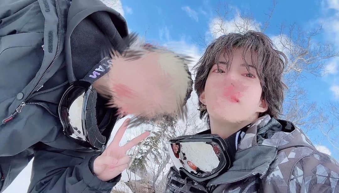 さとみのインスタグラム：「✌️」