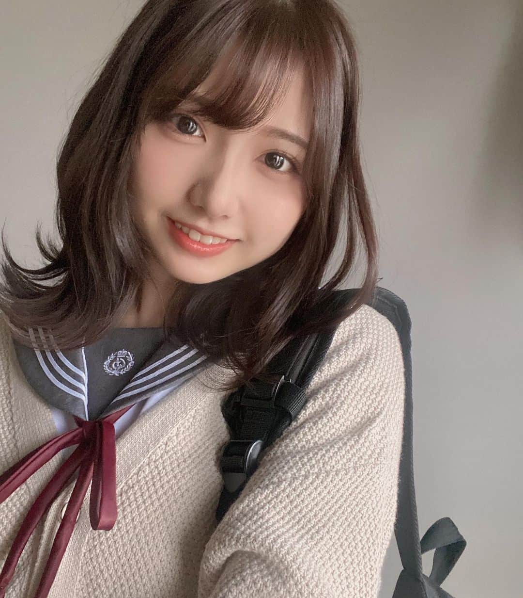 加藤凪海のインスタグラム：「24歳現役高校生いけますか？笑 . . . . . .  #制服  #制服コスプレ #セーラー服  #偽jk #リュック女子  #自撮り  #自撮り女子  #ミディアム外ハネ  #加藤凪海  #凪海ちゃーん  #❤️」