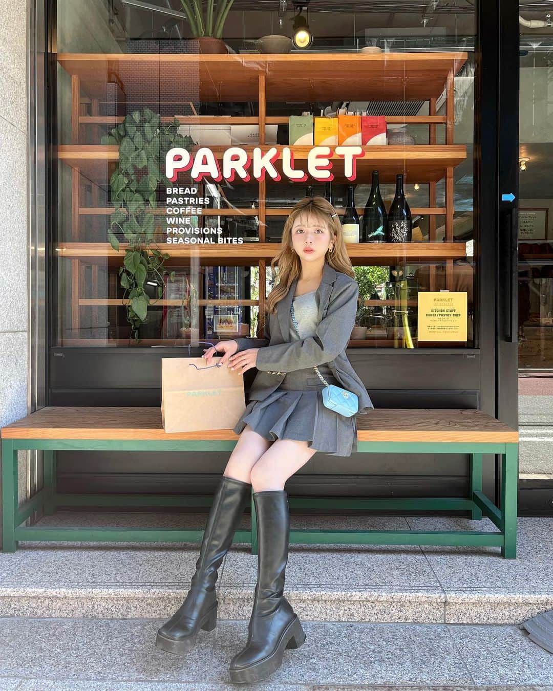 のインスタグラム：「☕️ . 人形町にあるカフェ @parkletbakery ♡ . 人がいっぱいで大人気なカフェだった‼︎ どのパンも美味しすぎた😌🥐 . だんだん暖かくなってきて嬉しい💓 . 着回し抜群なセットアップは大人っぽくも カジュアルにも着れてお気に入り♡ . Parklet bakery 📍東京都中央区日本橋小舟町14-7 SOIL NIHONBASHI1F 8:30-18:00 . #カフェ #東京カフェ #東京スイーツ #カフェ巡り #カフェ #東京カフェ巡り #tokyo  #都内カフェ #人形町カフェ #日本橋カフェ #parklet #parkletbakery #东京 #时尚潮流 #可爱的 #えりんコーデ #えりんこヘアアレンジ #えりんこカフェ巡り」
