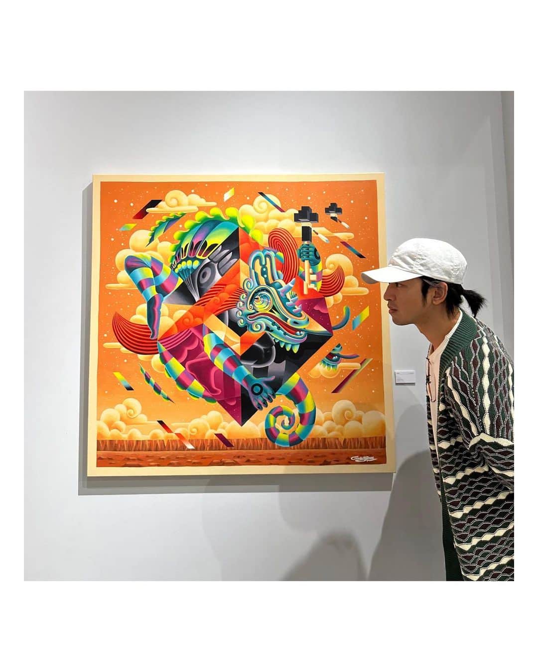 チェン・ボーリンのインスタグラム：「Gravityfree 個展《ANIMADELIC 2.0》🟡  靈魂，祈禱，星象，次元，時間，愛……..  對於多種元素及對地球存在的哲學思想, 有了新的詮釋與想像🌏  由djow、8g所組成的畫家雙人組Gravityfree 。 @djow69 @eightgravity   喜歡此風格的朋友，請不要錯過❗️  ➕展覽現場活動 Gravityfree 網版印刷(FUN)🎨  @whimsyworks_  @gravityfreegram @saibabaethnique」