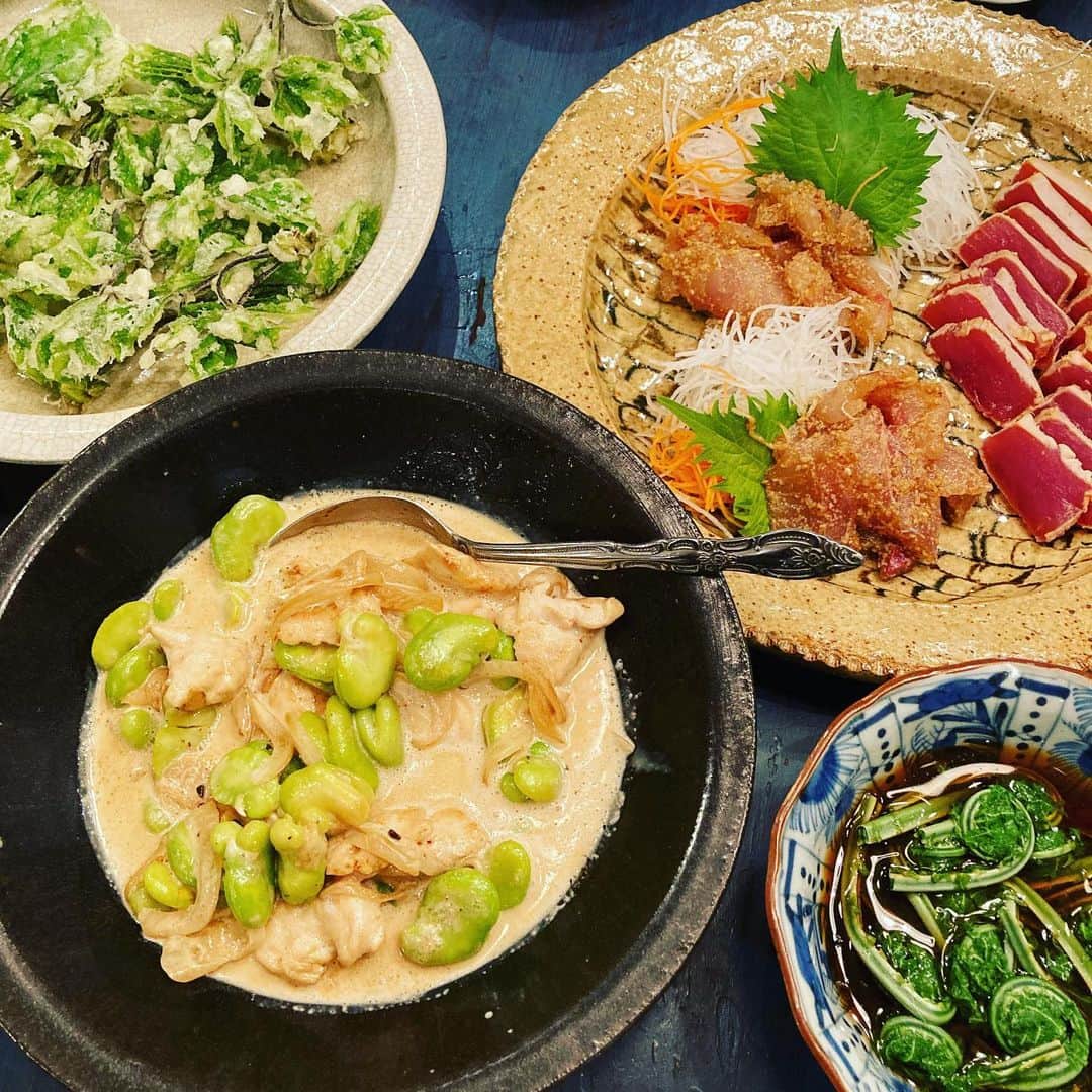 井上荒野のインスタグラム：「コシアブラ天ぷら、コゴミお浸し、そら豆とささみのクリーム豆豉煮、お刺身。コゴミは近所で採ってきた。」