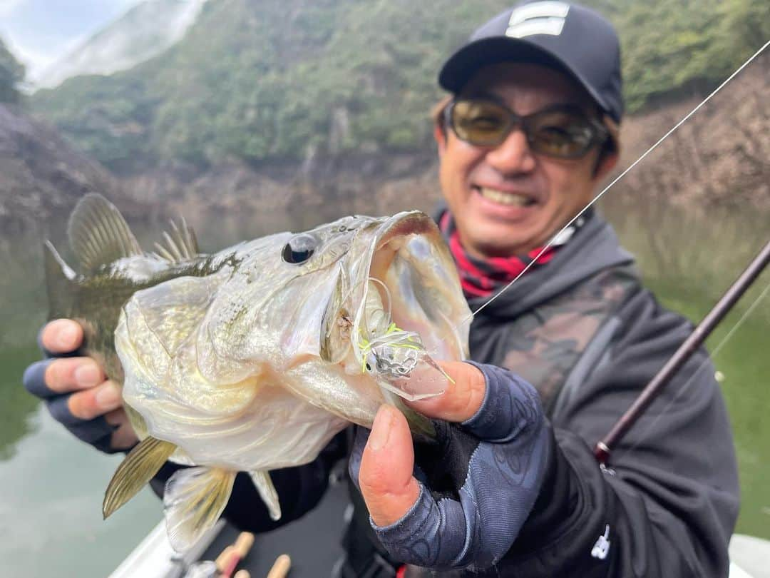 清水盛三のインスタグラム：「ひーさしぶりにBIGMAMA FISHING TVをアップしました⤴️ ムービングベイトでメジャーレイクで攻めろ編です‼️ 是非見て下さいね😄 ◦ ◦ ◦ #bigmamafishingtv #youtube  #モード #modo #msmodo #エバーグリーン #evergreen  #ダイワ #daiwa #ベイトブレス #baitbreath #東レモノフィラメント #toray #ゼクー #zeque #モータガイド #motorguide  #マーキュリー #mercury  #ストライカー #striker」