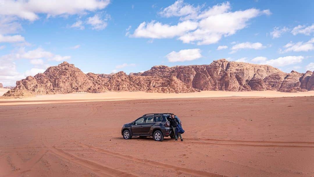 尾上彩さんのインスタグラム写真 - (尾上彩Instagram)「人生初の砂漠での運転🏜🚗 そして大地を置いていく笑 ・ #砂漠 #ドライブ #Jordan #wadirum #wadirumdesert」5月1日 20時14分 - aya_onoe