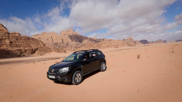 尾上彩のインスタグラム：「人生初の砂漠での運転🏜🚗 そして大地を置いていく笑 ・ #砂漠 #ドライブ #Jordan #wadirum #wadirumdesert」