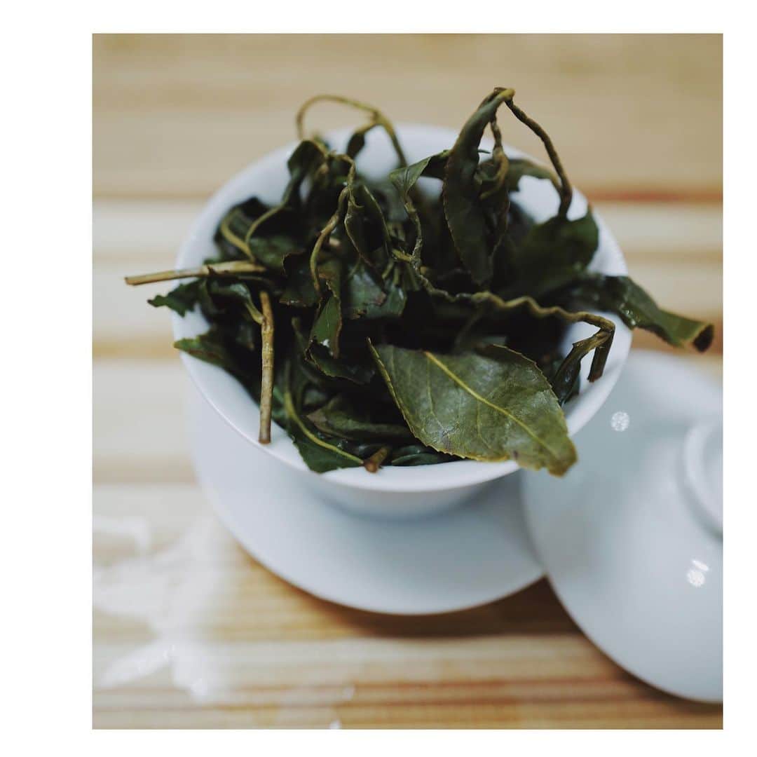 JUNNAのインスタグラム：「🍵  来客時でなくても聞香杯を使って自分の為にお茶を淹れる。 台湾旅から戻ってから日課に...。  立派な茶葉  飲み終えた出涸らしの茶葉はシンクを磨くのに使ったり虫除けに植木鉢に入れたり、TEAパックに入れ浴槽にいれたり、乾燥させて下駄箱に置いたり🌱  #tea#烏龍茶#台湾茶#台湾#茶#only#junna🏠」
