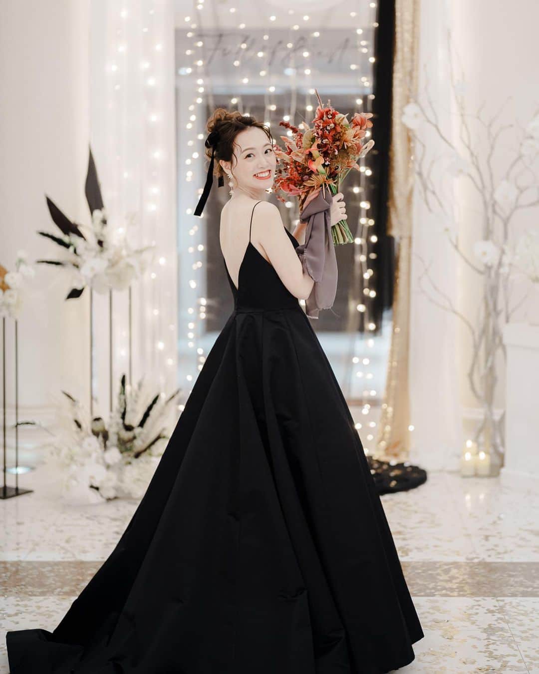 のインスタグラム：「． DRESSMORE(Original）／Everton  トレンドに敏感な花嫁から注目を浴びているブラックドレス。上質な光沢を放つマットサテンの素材と美しくシンプルなシルエットにこだわったDRESSMOREオリジナルドレスは、フェザー素材のオーバースカートが取り外し可能な２WAY仕様に。印象的なバックスタイルも魅力です。  ≪取り扱いショップ≫ @dressmorejapan   #tg花嫁 #wedding #ウェディング #結婚式 #プレ花嫁 #卒花 #卒花嫁レポ #山手迎賓館 #カラードレス #ブラックドレス #シンプル」
