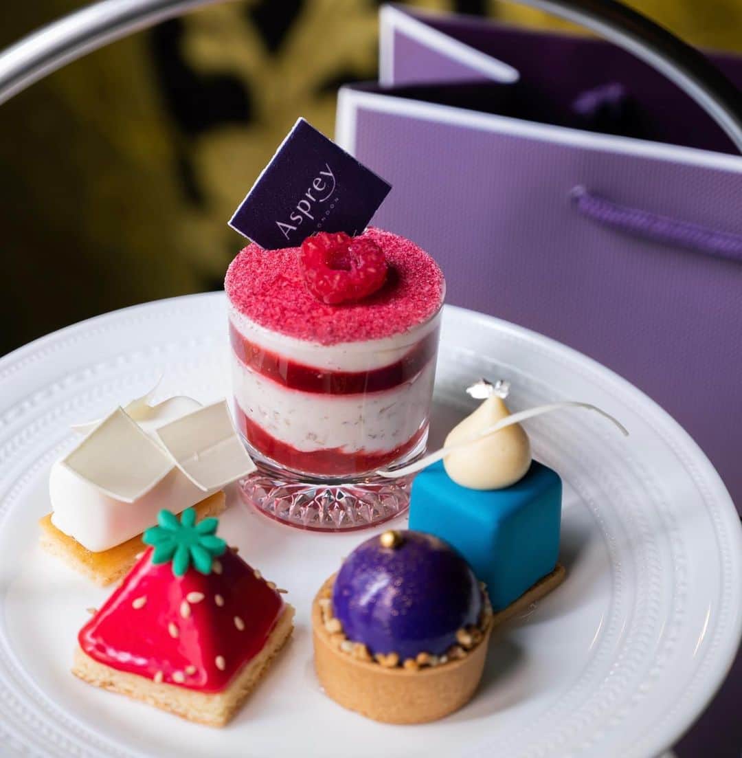 The Ritz-Carlton, Osakaさんのインスタグラム写真 - (The Ritz-Carlton, OsakaInstagram)「【Luxury Tea Room ～Collaborated with Asprey～】 来る5月6日、英国チャールズ国王の#戴冠式 が行われます。  ザ・リッツ・カールトン大阪では、英国王室御用達ラグジュアリーブランド「Asprey（アスプレイ）」とのコラボレーションアフタヌーンティーにペアリング紅茶をお付けしたプランを、2階「ザ・グランド・ボールルーム」にてご用意いたします。  ピアノやバイオリンの音色に耳を傾けながら、優雅なひとときをお過ごしください。   ◆日時：2023年5月3日（水）～7日（日） 13:00～17:00(時間制限なし)  ◆価格：お1人様　8,000円（税金・サービス料込）  ◆内容：アスプレイ  アフタヌーンティーと4種類のペアリング紅茶付き  ◆場所：ザ・グランド・ボールルーム（2階）  ◆ご予約：レストラン予約　TEL06-6343-7020　  https://www.tablecheck.com/ja/shops/ritzcarltonosaka-thelobbylounge/reserve      On May 6th, the #coronation of King Charles of England will be held. We will offer afternoon tea in collaboration with Asprey, a luxury brand with a deep relationship with the British royal family including 4 kinds of paring teas at The Grand Ballroom on the 2nd floor. While listening to the sounds of the piano and violin, please spend an elegant time.   ◆Date: May 3rd (Wed)-7th (Sun), 2023 13:00-17:00 (no time limit)  ◆Price: 8,000 yen per person (tax and service charge included)  ◆Asprey afternoon tea with 4 pairing teas  ◆Location: The Grand Ballroom (the 2nd floor)  ◆Reservations: Restaurant Reservation TEL06-6343-7020　  https://www.tablecheck.com/shops/ritzcarltonosaka-thelobbylounge/reserve   #theritzcarltonosaka  #theritzcarlton  #リッツカールトン大阪  #ritzcarltonosaka  #アスプレイ  #アフタヌーンティー」5月1日 20時10分 - ritzcarlton.osaka