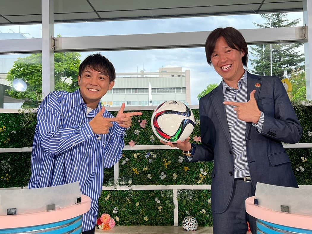 松山航大のインスタグラム：「★ 毎週月曜はふるさとスポーツ！ . 週末のスポーツの結果を、どこよりも早くご紹介！ . 信州スポーツ応援団長、#土橋宏由樹  さんとともにお伝えしています⚽️🏀🏐 . 土橋’sアイもご注目あれ！ . #長野放送 #ふるさとライブ #信州 #スポーツ #アナウンサー #松山航大」