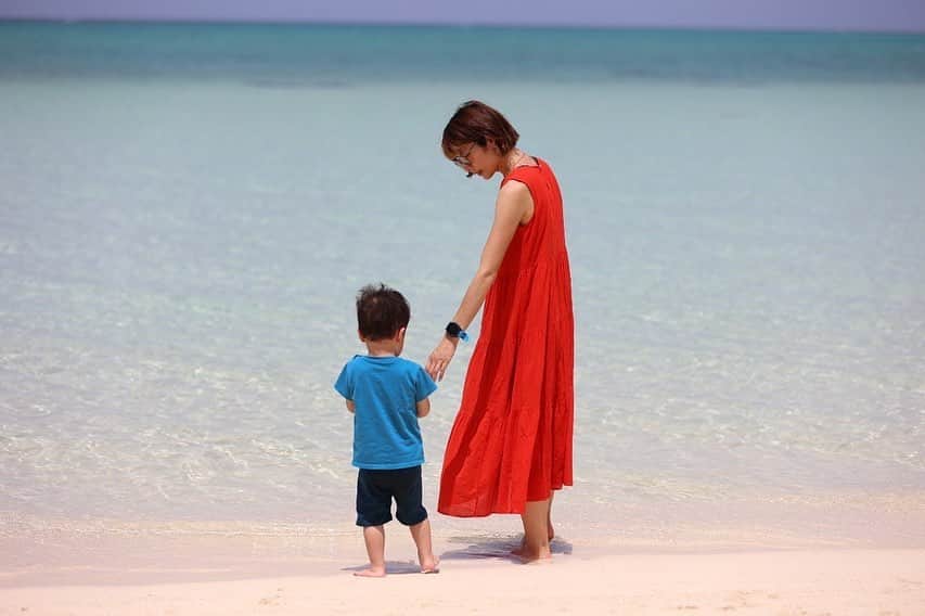 西谷綾子のインスタグラム：「🏖 先日、旦那さんが #宮古島トライアスロン 出場するため応援に🥰📣  初宮古島！！！なので 私と息子は木曜日から行き5日間楽しみました🤭🏖 (でも木と土曜日は雨でした😂☔️)  パパは無事に完走🏊🏃‍♂️🚴‍♀️ (スイム3km・バイク123km・ラン30km すごい距離‼︎) 私たちも元気に応援できて良かった！！！ 息子を飽きさせないように、 途中でイムギャーマリンガーデンに行ったり、 氷で遊ばせたり、いろんな工夫をして乗り切った🤣 千世さんが息子を心配して 色々言葉をかけてくださりすごく助かった♡♡  トライアスリートの皆さんに沢山お世話になり ご飯や応援もご一緒させてもらい感謝、感謝でした。 みんなカッコ良かったーー！！🥹🔥🔥  綺麗な海に入れて (私だけ🤣息子は最後まで入らず。 お友達が居たらまた違ったかな🤔🏝) 朝RUNもできて大満足☺️  無事に旅行に行けるか息子の体調を心配する日々から 着いても元気に過ごせるかドキドキ感あった！  ベビーカーを持って行ったのに 一度も使うことなく私は5日間抱っこしてた😂 背中バキバキ、腕筋肉痛になったけど おかげでかなりの力持ちに🤣 逞しくなりました💪💪  また #宮古島 行きたいー🏝🏖😆  #どこの海が綺麗 #17endビーチ #イムギャーマリンガーデン #パイナガマビーチ」