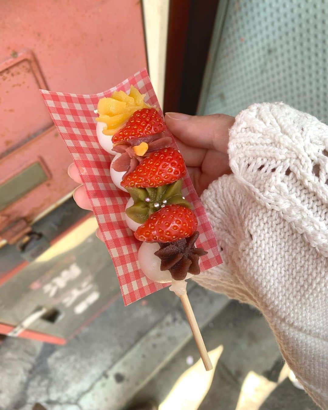 佐藤楓恋のインスタグラム：「【東京おすすめスポット🍡】 ⁡ ずっと食べたかったお団子を食べに行きました❁⃘可愛くてインスタ映えするお団子🫶🏻 すごく美味しかったです*.+ﾟ ⁡ 📍浅草『そらつき』裏仲店   #東京グルメ  #東京  #東京観光  #浅草グルメ  #浅草  #浅草食べ歩き  #お団子  #インスタ映え  #そらつき  #美味しい  #美味しいもの巡り  #おすすめスポット #jk #sjk #高校生 #モデル 元 #Eダンスキッズ #れんれん #佐藤楓恋 #フォローミー #followme #fyp #06」