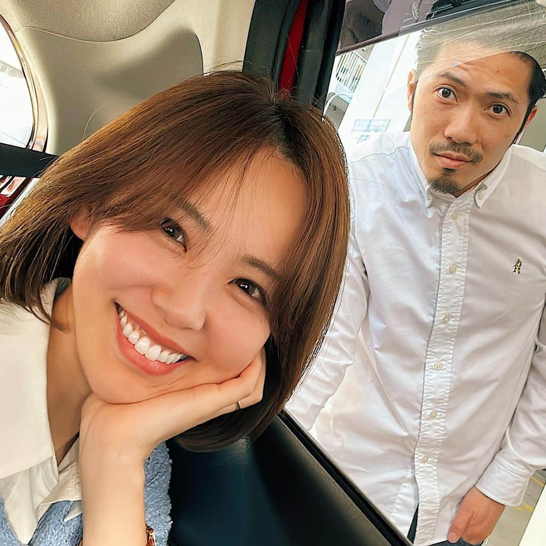 小松あやのインスタグラム：「. 最近の家族写真🤳（正確には2ヵ月ぐらい前の） 　 普段は娘中心の生活になってしまうけど、たまに旅行行ったり、夜ゆっくり2人で飲んだりすると、仕事のこととか将来のことをゆっくり話せる機会を持てる🍶 すっかりパパが染み付いてるけど、私にはまだ、たまに小林先輩に見えるんだよなあ😌 そんな夫婦9年目。 　 #仲良し夫婦 #再婚 #再婚同士」