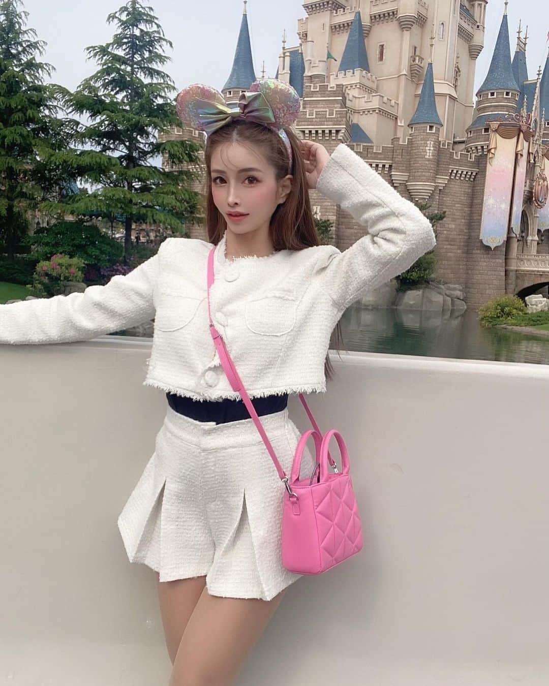 MARIKOのインスタグラム：「. . ディズニーで着てた このセットアップは @maybins_japan  韓国風で可愛い💕 お気に入りのセットアップ🥰 . . . . . . . . . . . . . #ディズニーランド  #セットアップ  #セットアップコーデ  #韓国ファッション」
