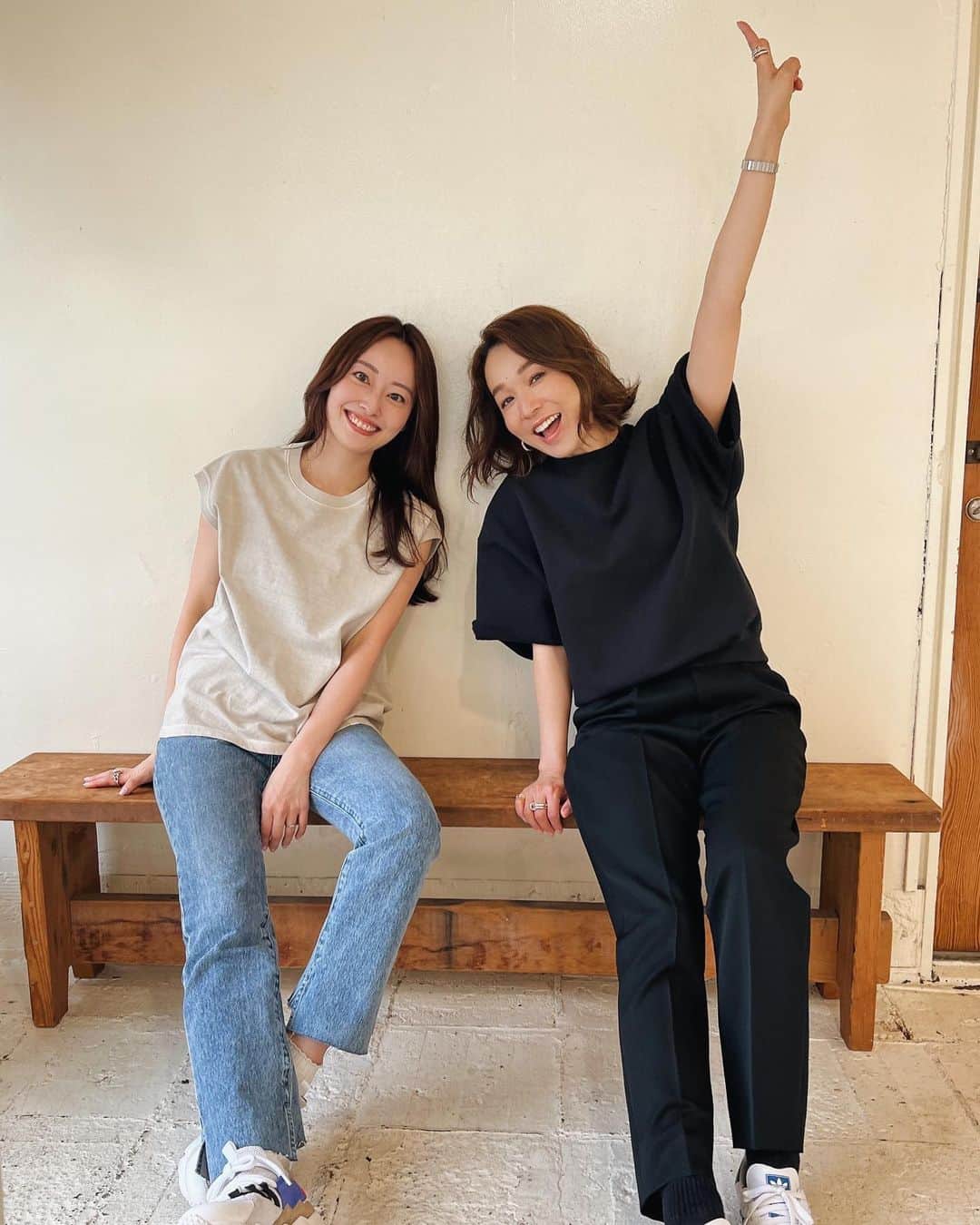 小祝麻里亜のインスタグラム：「4月もたくさんお世話になりました🌸そして新緑が芽吹きはじめて5月がスタート🌱🌱  ゆりさん @yuri_arai もご紹介してくださりましたが…なんと @landhaus.official のPRを今月からさせていただくことになりました❤︎  すでに我が家のふかふかタオルちゃんはLANDHAUSのもので、私も愛用者の1人です。だから本当に本当にすてきなブランドに携われて幸せです😍💞  @the_newhouse のFitting Roomなどで何度かお会いしてるお客様もいらっしゃると思いますが、本格的にディレクターのゆりさん @yuri_arai 、PRのなおさん @naokotani___ と共に盛り上がってきいたいと思います❤︎  おしゃれなのはもちろん、ハッピーオーラに包まれたゆりさんたちに囲まれて胸がいっぱいです！！！ブランドを愛してくださってる皆様とも共に楽しみたいと思っていますので、改めて宜しくお願いします😍  そして本日は1年ぶりの @the_newhouse の新しいlook book が公開となります！2023 pre fall(すごく可愛いんですっ)心待ちにしていてください😊  これから宜しくお願いします❤︎  #start #landhaus #thenewhouse」