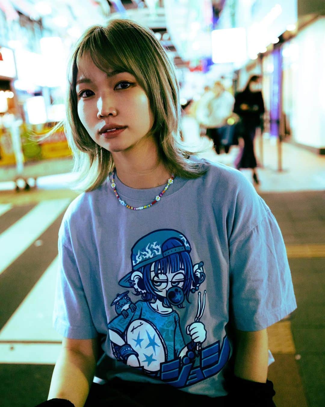 のインスタグラム：「New!ドラムジョシT発売します🔥 発売日は2023年5月5日(金)  デザインイラストは ナマイキガールズでイラストを描いている、 @shunbow_nmik さん描き下ろしです！！パチパチ👏  めちゃくちゃカワカッコイイ‼️‼️ ちょー気に入っております。。。  カラーは、Skyblue、Black、White  サイズは、M、L、XL  3枚目は、叩いてみたでお馴染みの @hagiwa_dr くん！！！ モデルをして頂きました☺️🥁 似合うね🔥  イラストの中に隠れkerokerokeroちゃんもいるよ🐸❤️‍🔥 みんなチェックしてね〜！！！ またストーリーあげるからね〜！  #ファッション #オシャレ #セットアップ #セットアップコーデ #likesforlike #loveislove #japanesegirl #japan #アウター #古着　#古着コーデ #ドラムジョシ #青空フミ」