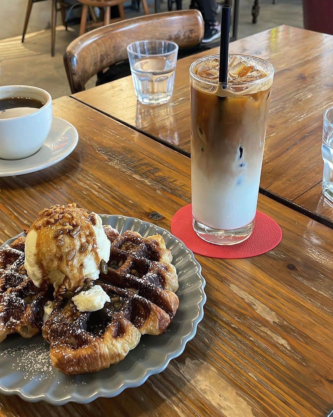 前田亜美のインスタグラム：「. . 落ち着いてて店内可愛くて……最高のCafeだった☕𓈒𓏸︎︎︎︎. . 初めて食べたクロッフル、何個でも食べれそうなくらい美味しかった( ˆ ˆ )/♡. .  . #カフェ  #Cafe  #アイスラテ  #韓国」