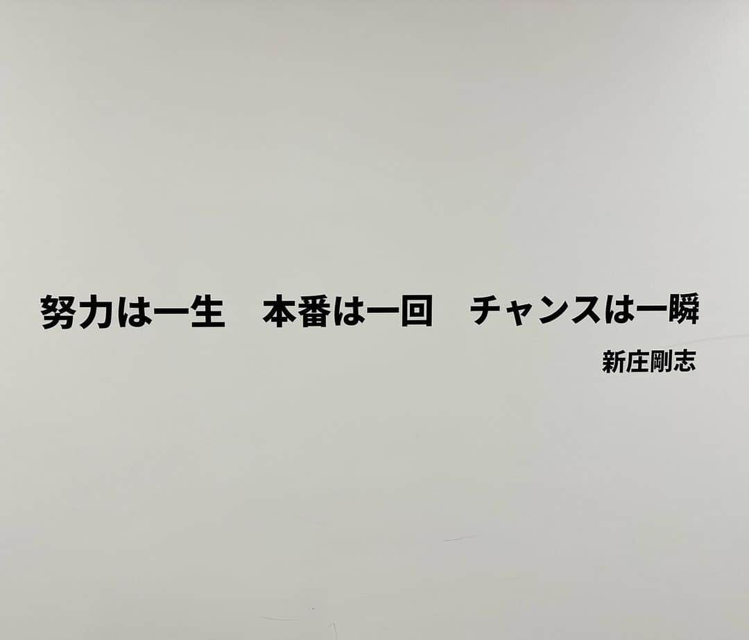 草薙和輝さんのインスタグラム写真 - (草薙和輝Instagram)「． 昨日まで、週末のお休みで 北海道に行ってまいりました！  旅の目的は 〝エスコンフィールド HOKKAIDO〟 プロ野球・北海道日本ハムファイターズの 今シーズンからの新たな本拠地です⚾️  ワクワクするカッコいい外観、 様々な楽しみ方ができるエリア一帯、 そして、どの席で観戦してもグラウンドに近い！！  これまでにない臨場感を味わうことができました👏  気づけば、ファイターズファンクラブ会員は 節目の２０年目を迎えました。 (東京ドームが本拠地だった時代から！)  今回は全てを忘れ、完全プライベートで楽しんできました！ (仕事の時は、もちろんどのチームもフラットです！)  ドラフト１位ルーキー・矢澤宏太選手の プロ初ホームラン(特大！)も！ これは新たな二刀流伝説の始まり、、、🤔  五十幡亮汰選手の快速な快足も！  野村佑希選手と万波中正選手の 若き同学年スラッガー２人のホームランも！  カード勝ち越し！  控えめに言って、最高で 大満足の連日の好ゲームでした！！ ． ． ゴールデンウィーク、皆さんはどのように過ごされますか？  連休の最中ですが、通常通りの放送です！ 今週もグッド！モーニングをよろしくお願いします🤲  #スポーツ #野球 #プロ野球 #baseball #北海道 #日本ハムファイターズ #ファンクラブ #20年目 #エスコンフィールド #Fビレッジ #新時代 #lovefighters #ダルビッシュ有 選手と #大谷翔平 選手の #ウォールアート #テレビ朝日 #テレ朝 #アナウンサー #草薙和輝 #草薙アナ #ゴールデンウィーク」5月1日 20時20分 - kazuki_kusanagi_ex