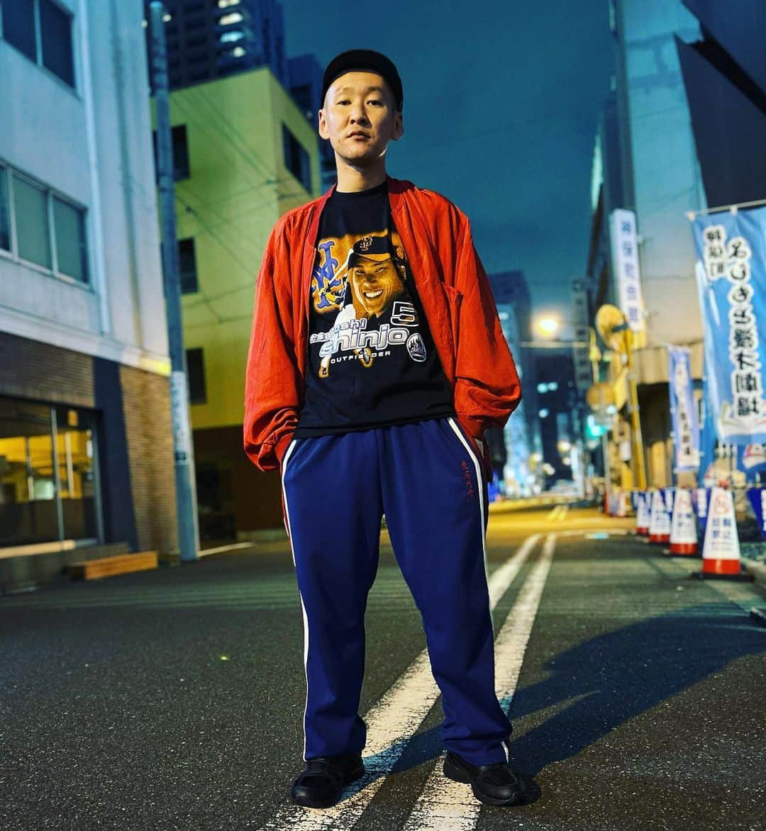 市川刺身さんのインスタグラム写真 - (市川刺身Instagram)「今日の服装。 あったかくて過ごしやすい日。 やらなきゃいけない課題多めでよゆう〜  何ヶ月前かに十四才で見てずっと買うか悩んでついに購入したメジャーリーグのメッツの時の新庄のTシャツに赤のジャケット羽織って良い塩梅これは良い塩梅。 最高円寺のジャージにDUNLOPの靴履いて朝適当に被ったALDIESの黒帽子。  神保町3ステ合間空き時間多めでやらなきゃいけないことを済ませてリモート打合せあるから急いで帰る。 腹が減って荷物が多い。 神保町漫才劇場の外でキャリーバッグに携帯置いて撮りました。 神保町ありがとう。  #今日着た服 #ファッション #古着 #十四才 #新庄剛志 #荷物多い #まだ今日は終われないの勘弁して」5月1日 20時24分 - soitsudoitsu