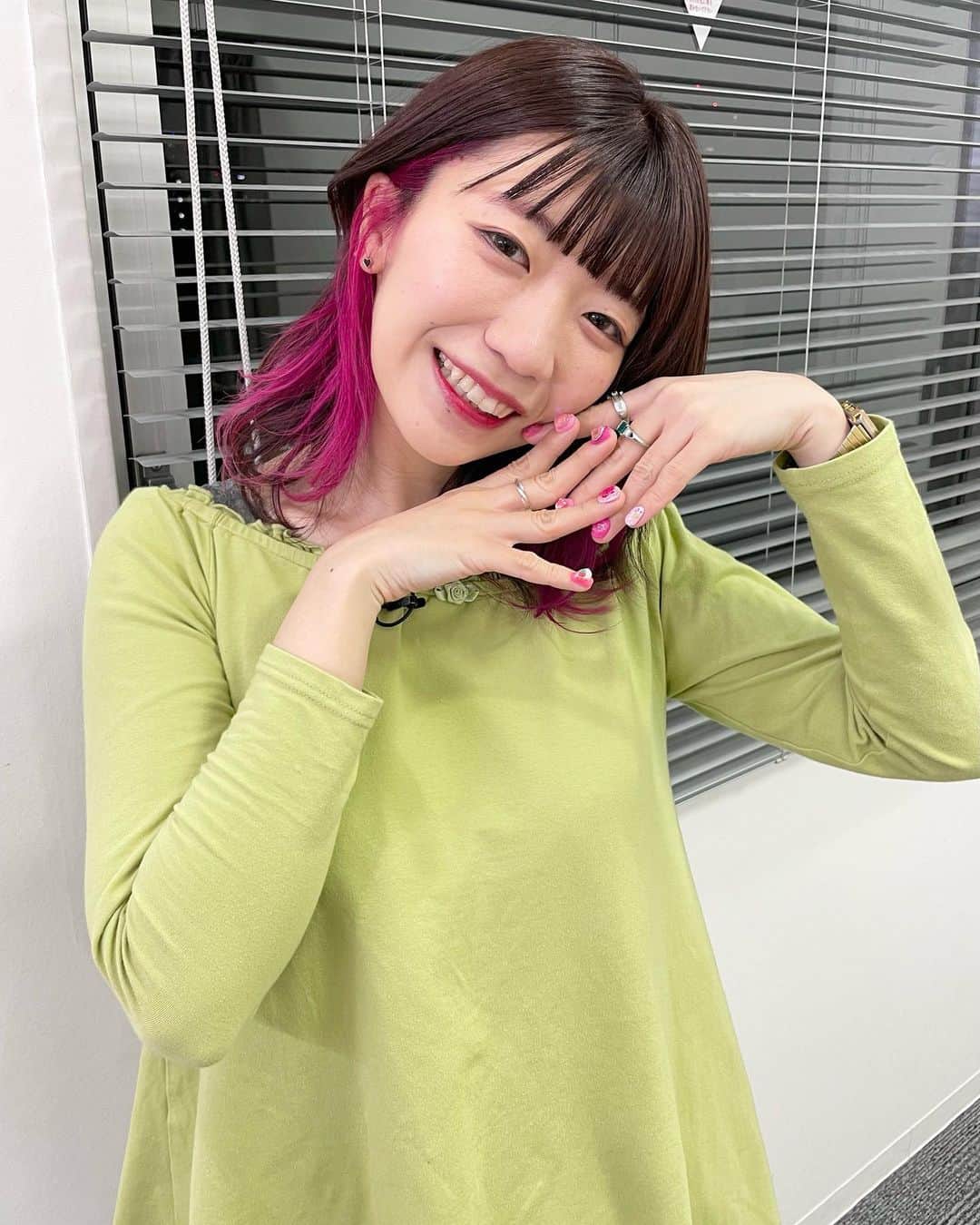 ぱいぱいでか美のインスタグラム：「ピンク🩷てかアプデしてやっと新しい絵文字使える🩷 . ちょっと前にヘアメンテ行きました〜💈 髪の毛のことはほぼ毎回Spicaで中田さんにやって頂いてます！ 髪の毛伸びるの早すぎて中田さん驚かせてしまったけど 何と本人も伸びるスピードびっくりしてます😂 気が変わったらまた切るかもしれないけど今はなんとなく伸ばすターンに入ってる。  さて！！！！ヘアメンテ行ったということは！！！！！ 君たちの前に綺麗な姿で現れたいってことだ！！！！！！ 今年のバースデーイベントまであと2日です🫡 明後日で32歳です🫡 会場チケット販売中！配信もございます！ ハイライトから詳細ごらんくださいませ〜🫶🏻 お祝いして🩷🩵🩶 . #Spica #原宿 #haircolor #innercolor  #でか美ちゃん」