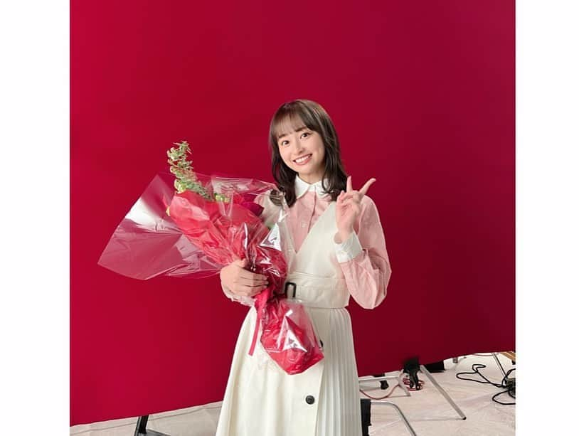 影山優佳さんのインスタグラム写真 - (影山優佳Instagram)「docomo dスマホローンのCMに出演させていただきます✨  もしも正義のヒーローが金欠だったら…という奇想天外なストーリーに、 私自身もクスッとなりながら撮影に臨んでいました😊  隊員役の佐藤隆太さんとは『クイズ！小学５年生より賢いの？』の収録ぶりにお会いしたのですが、その時のことを覚えていてくださってとても嬉しく光栄でした！  『待った！』編と『乗り物』編が公開されておりますので是非ご覧ください👀 今後もこのCMが愛され続けていきますように…！精進します！  そして、撮影後にいただいた素敵な赤いお花を見て、「docomoの赤と私のペンライトカラーの赤、同じだ…！」となりました✌️ ありがとうございました！！  #docomo #ドコモ #dスマホローン #戦隊ヒーロー #佐藤隆太 さん #怪獣さんの名前を教えてもらいました #秘密です #日向坂46 #影山優佳 #kagegram」5月1日 20時25分 - kageyamayuka_official